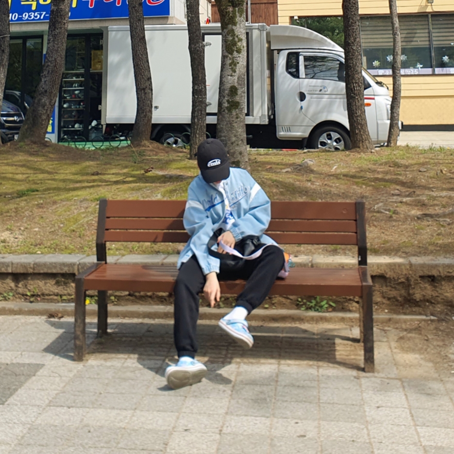 Crocs Bayaband Bubble Camo Clog Mineral Blue, Emis New Logo Emis Cap Black 착용 스타일 - 2