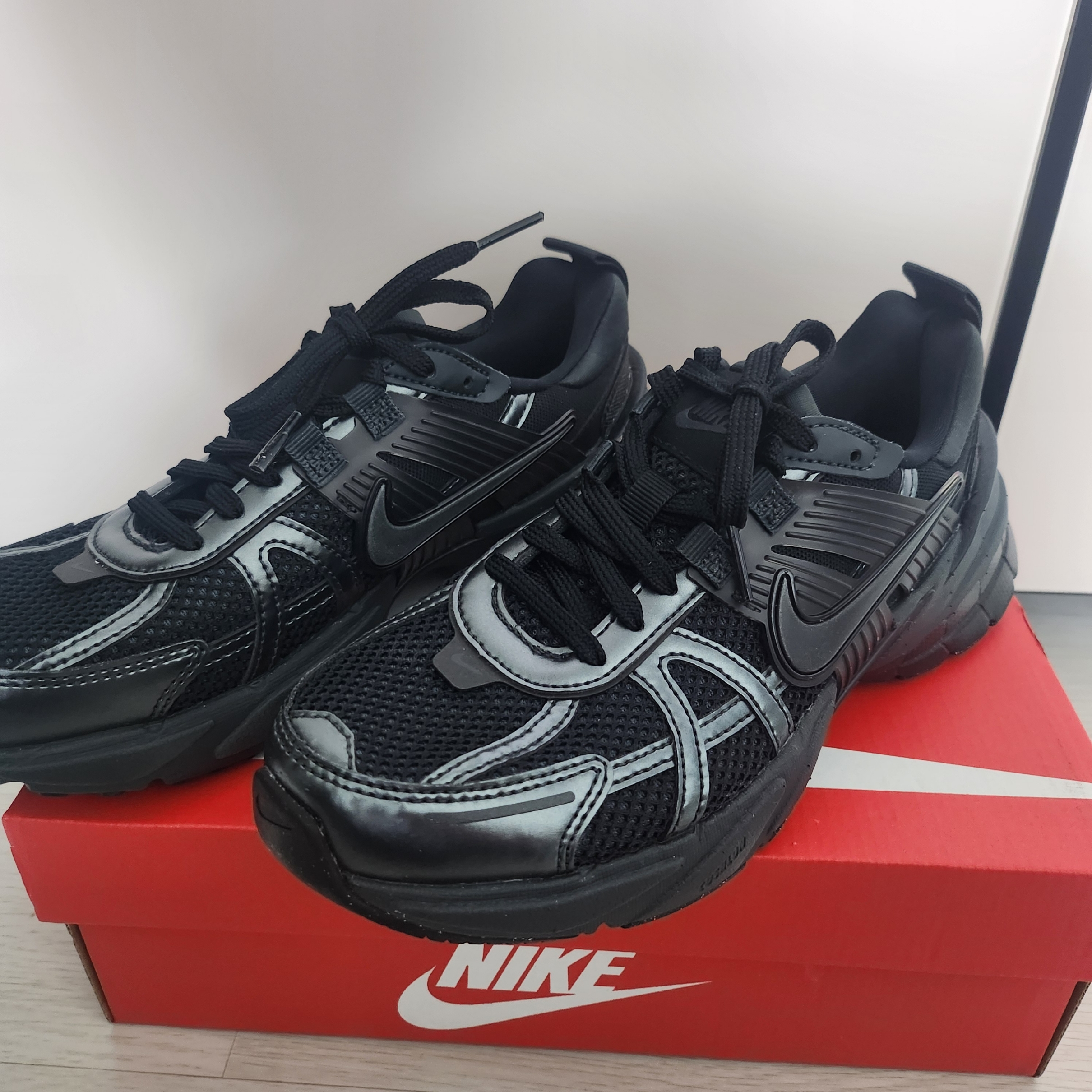 Nike V2K Run Black Anthracite 착용 스타일