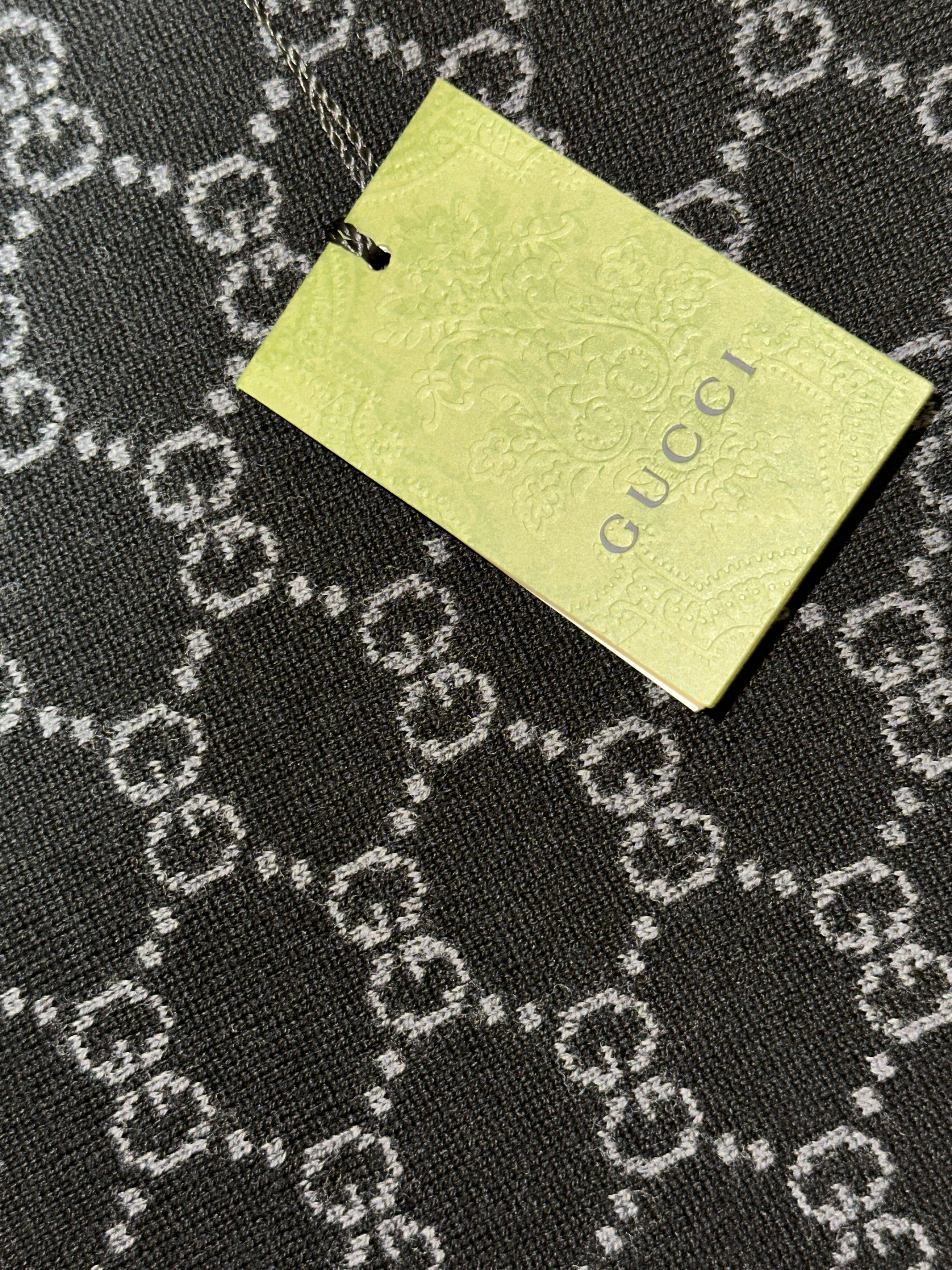Gucci GG Two-Tone Wool Muffler Black 착용 스타일 - 1