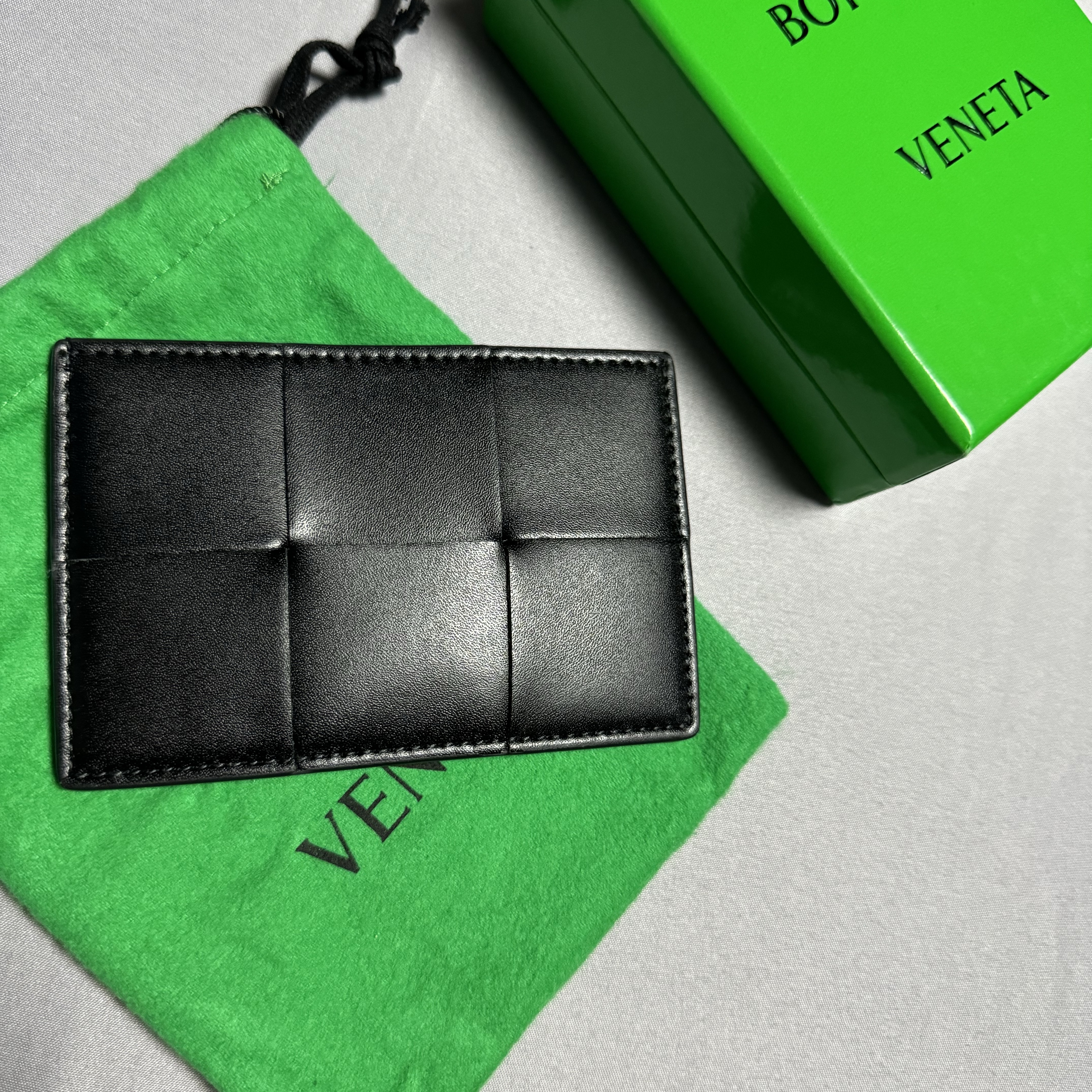 Bottega Veneta Credit Card Case Calfskin Black 착용 스타일 - 3