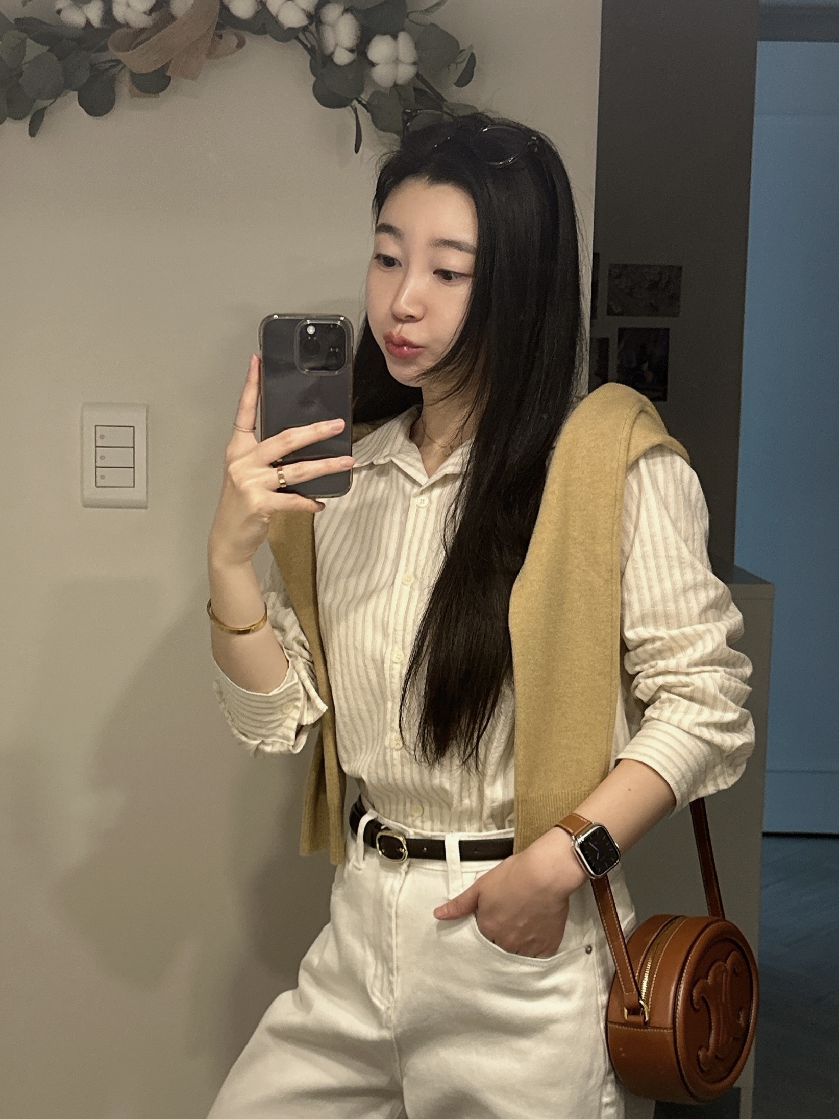 Celine Oval Bag Cuir Triomphe in Smooth Calfskin Tan 착용 스타일 - 1