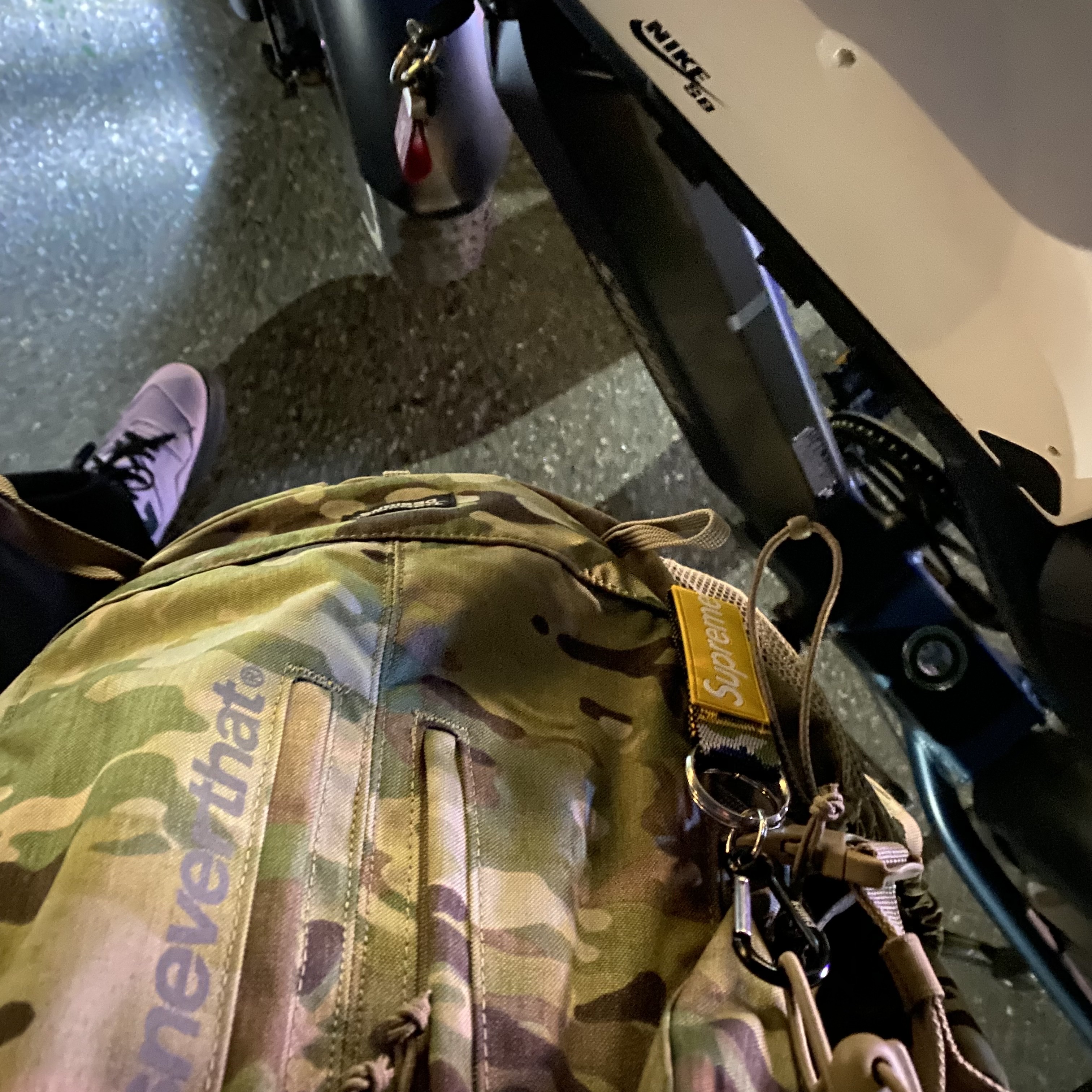 New Balance x Thisisneverthat 550 Lavender Black, Supreme Webbing Keychain Yellow Camo - 23SS 착용 스타일 - 1