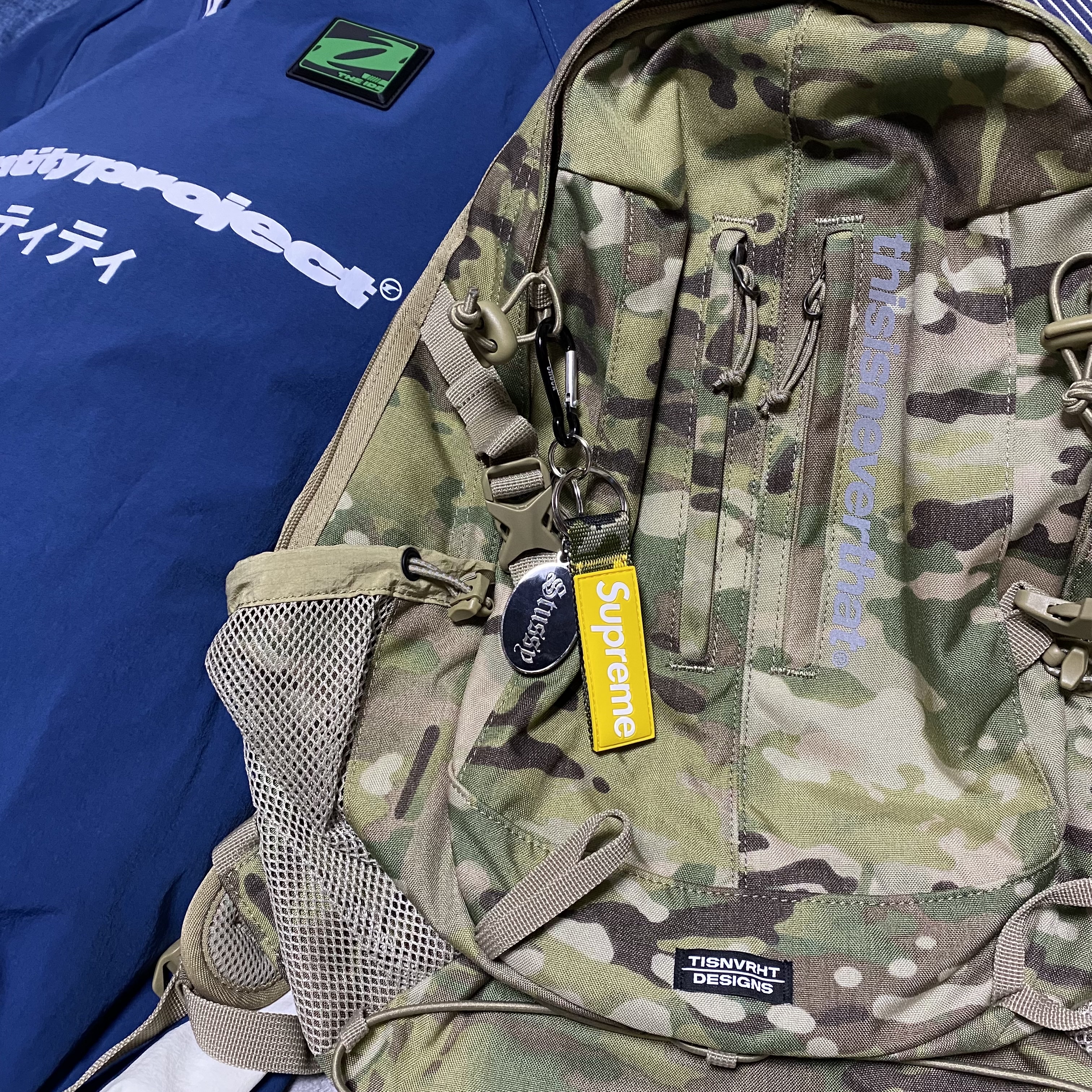 Supreme Webbing Keychain Yellow Camo - 23SS, Stussy O.E. Badge Keychain 착용 스타일 - 1