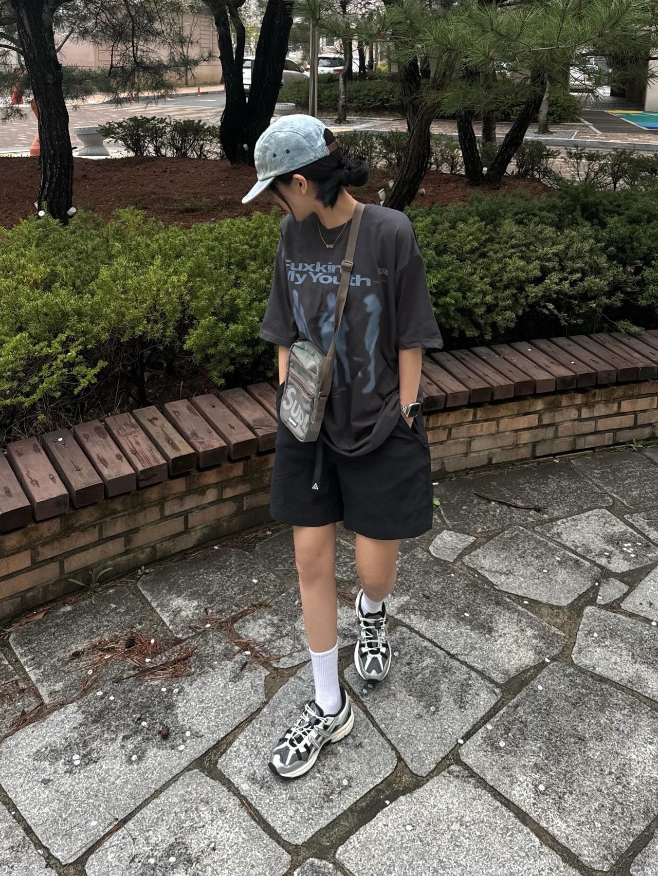 Supreme Shoulder Bag Woodland Camo - 24SS, Supreme Washed Chino Twill Camp Cap Dirty Indigo - 24SS 착용 스타일
