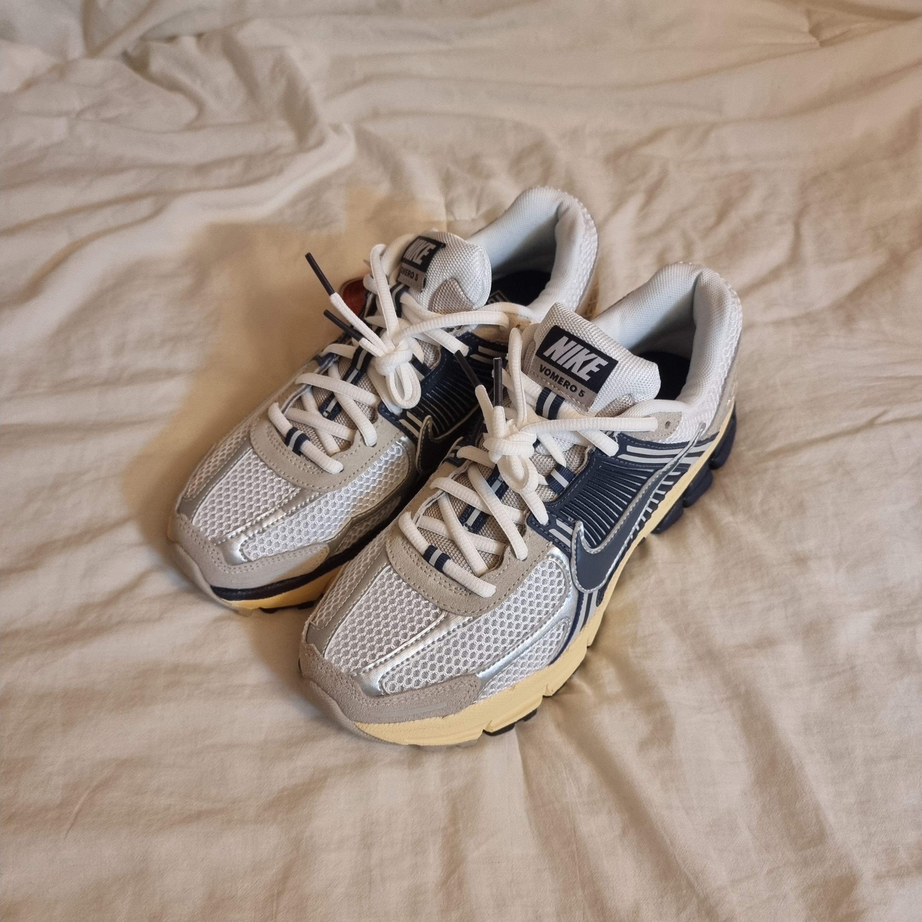 Nike Zoom Vomero 5 White Thunder Blue 착용 스타일