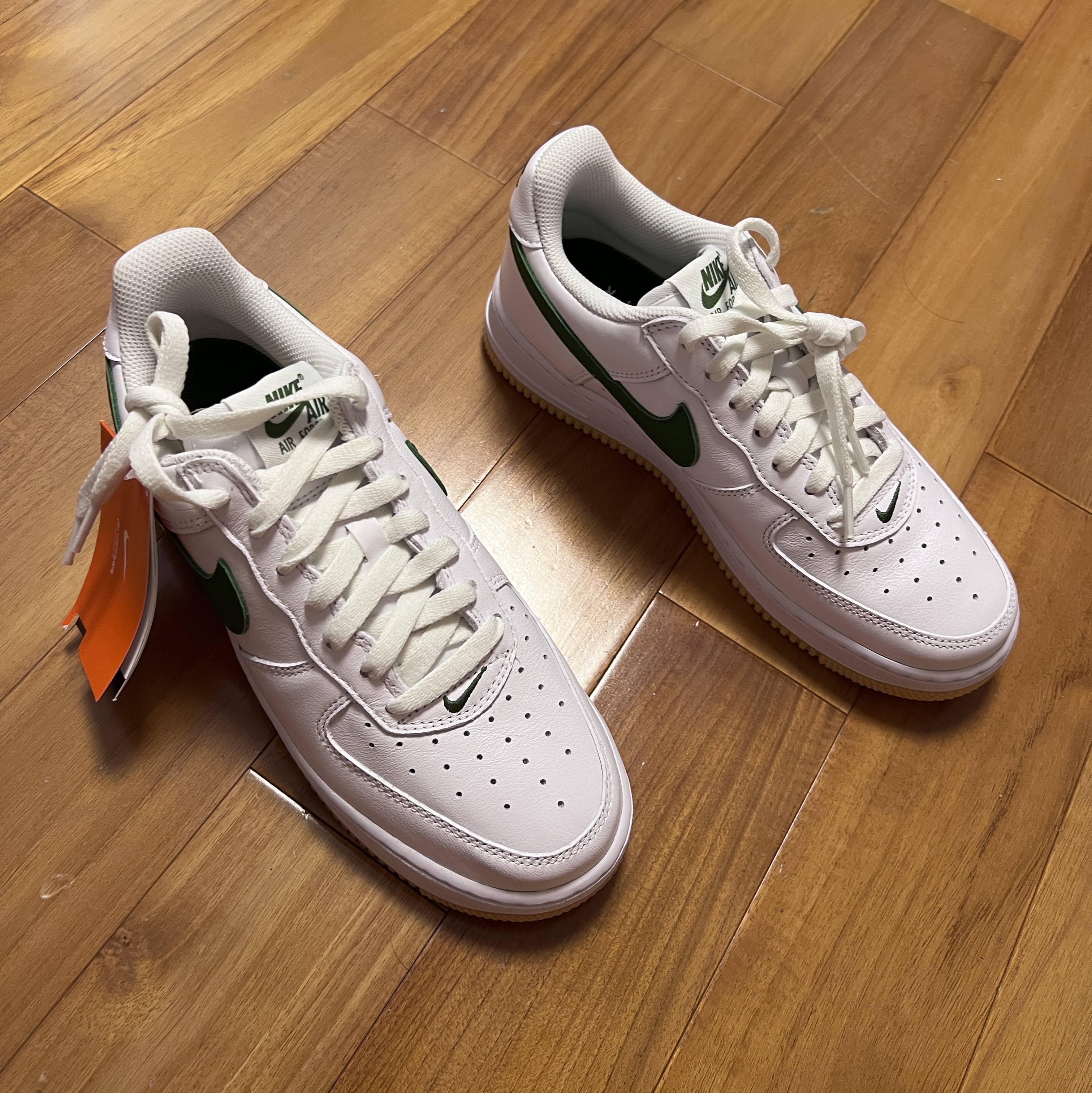 Nike Air Force 1 Low Retro Color of the Month White Forest Green 착용 스타일