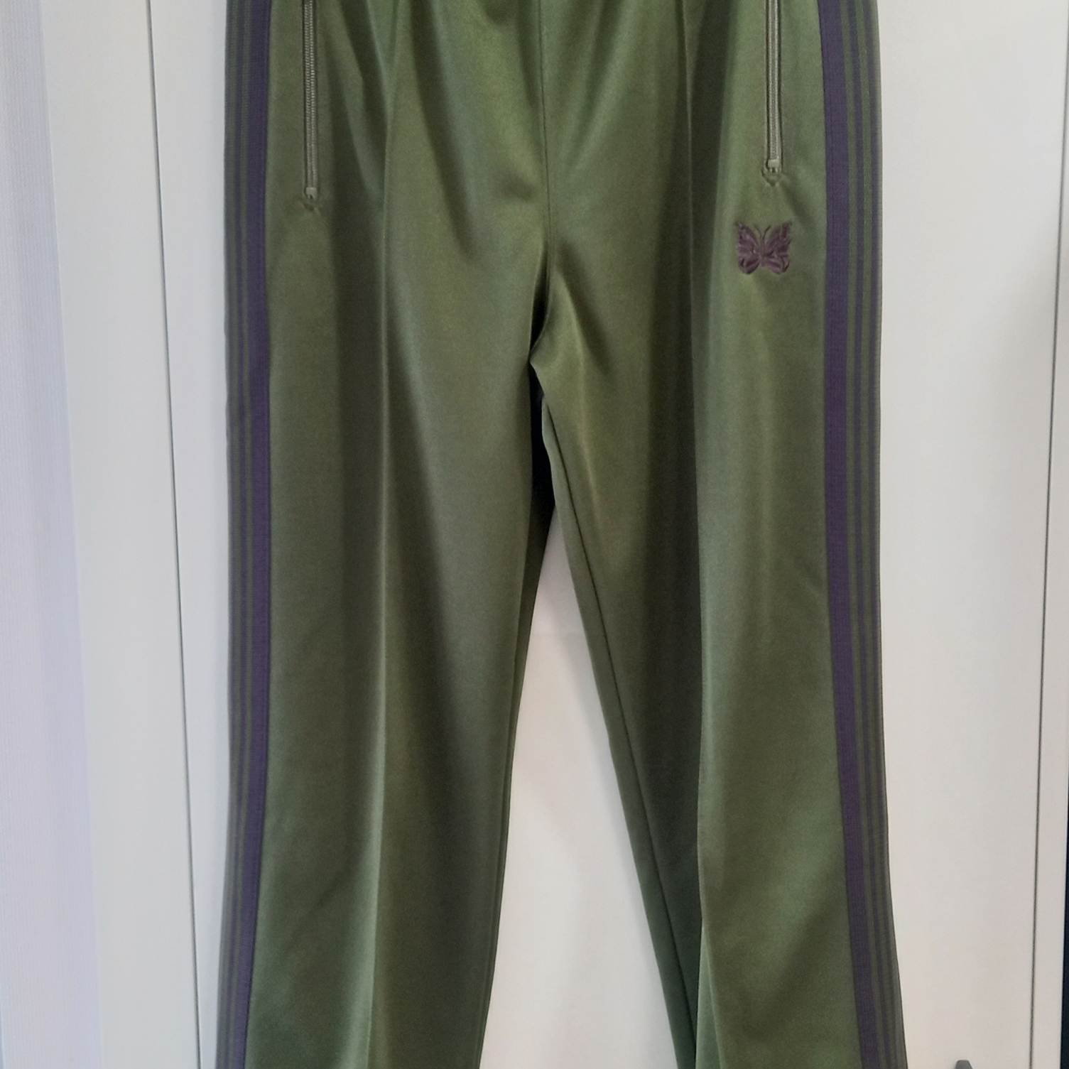 Needles Track Pants Poly Smooth Olive, Needles Narrow Track Pants Poly Smooth Olive 착용 스타일 - 1