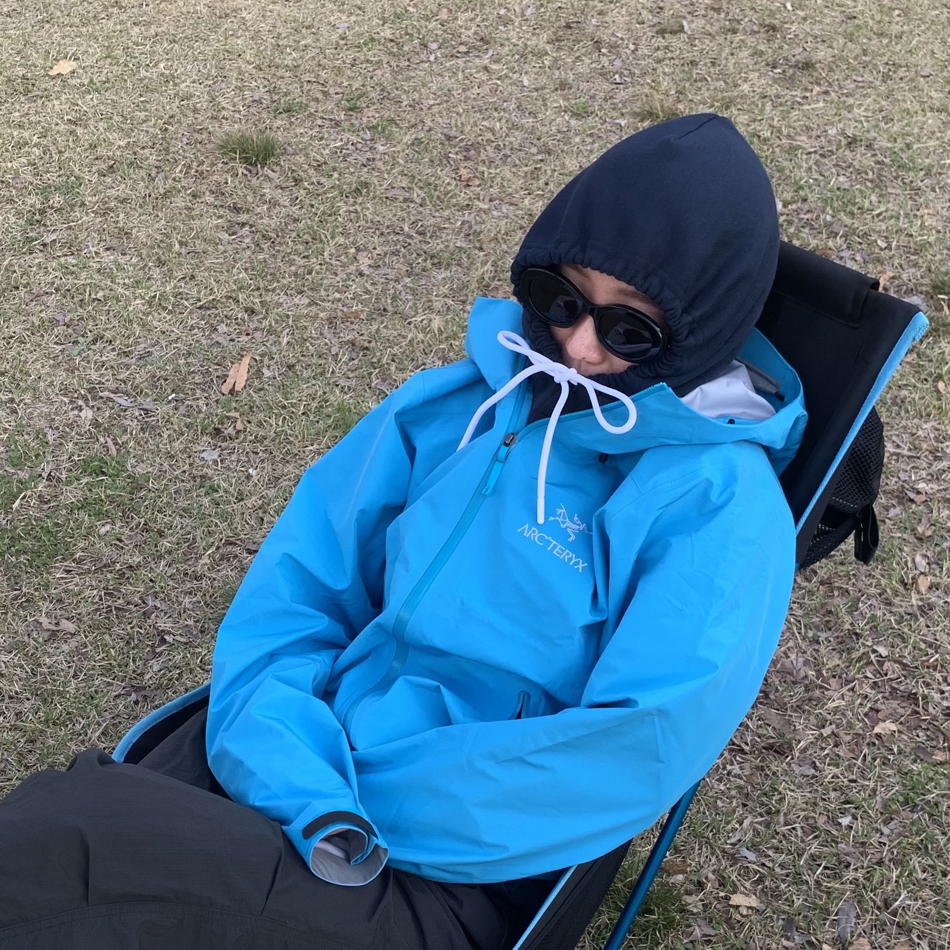 Arc'teryx Beta LT Jacket Blue Tetra, Helinox x Fragment Design Sunset Chair Black 착용 스타일