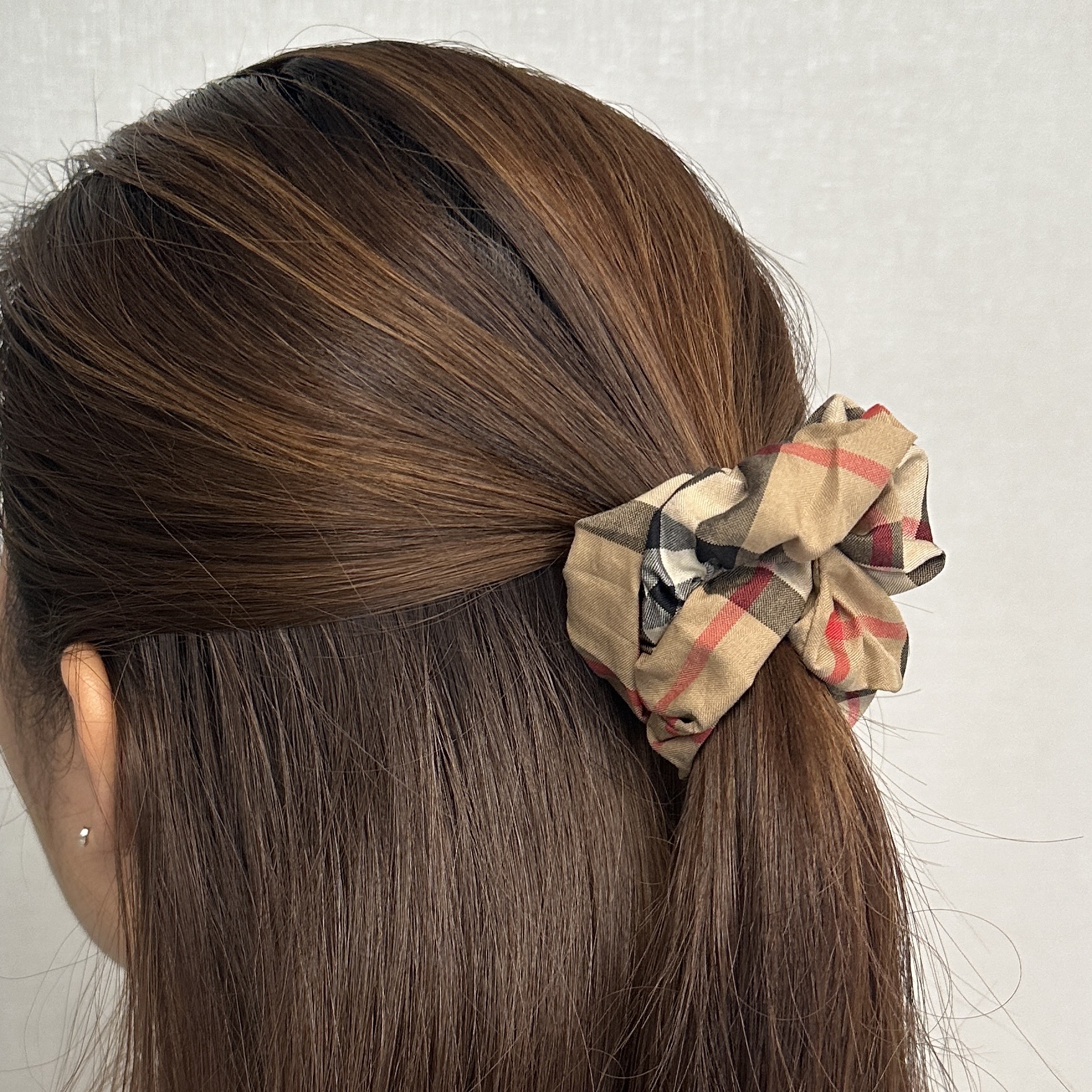 (Kids) Burberry Vintage Check Cotton Scrunchie Archive Beige 착용 스타일 - 1