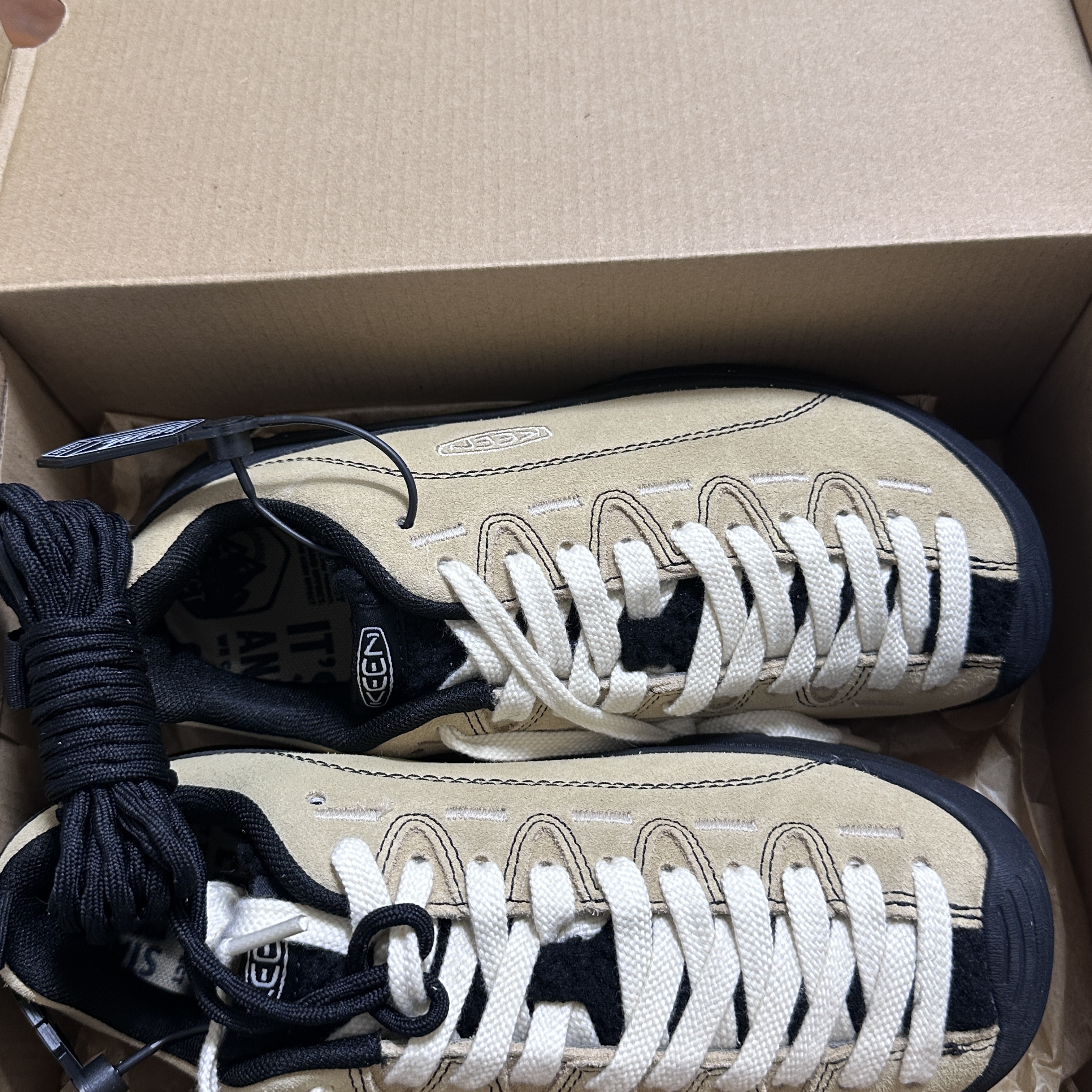 (W) Keen x Omashande Jasper Sneakers Boulder Black 착용 스타일 - 2