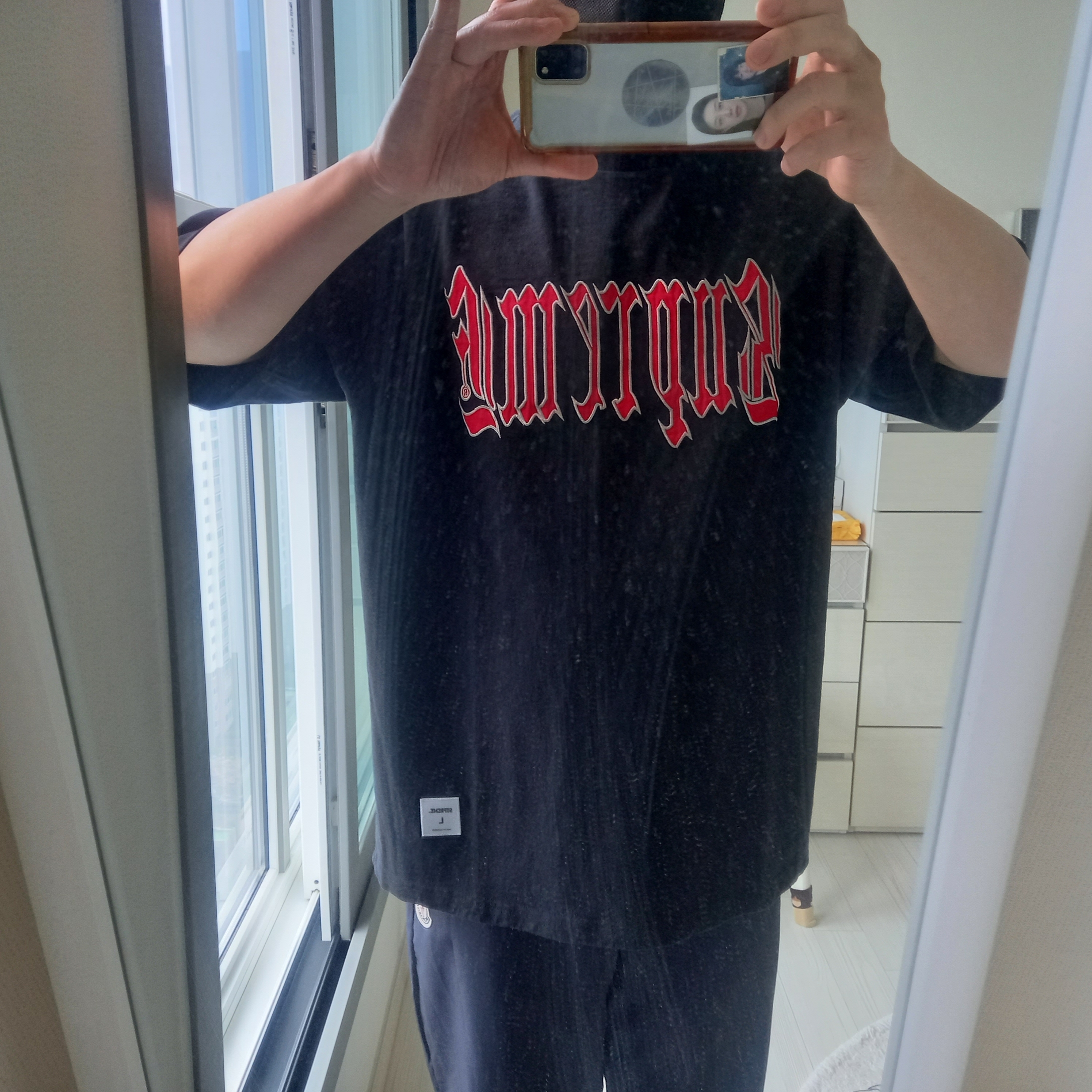 Supreme Old English S/S Top Black - 24SS, Supreme x The North Face Split 6-Panel Black - 24SS 착용 스타일 - 3