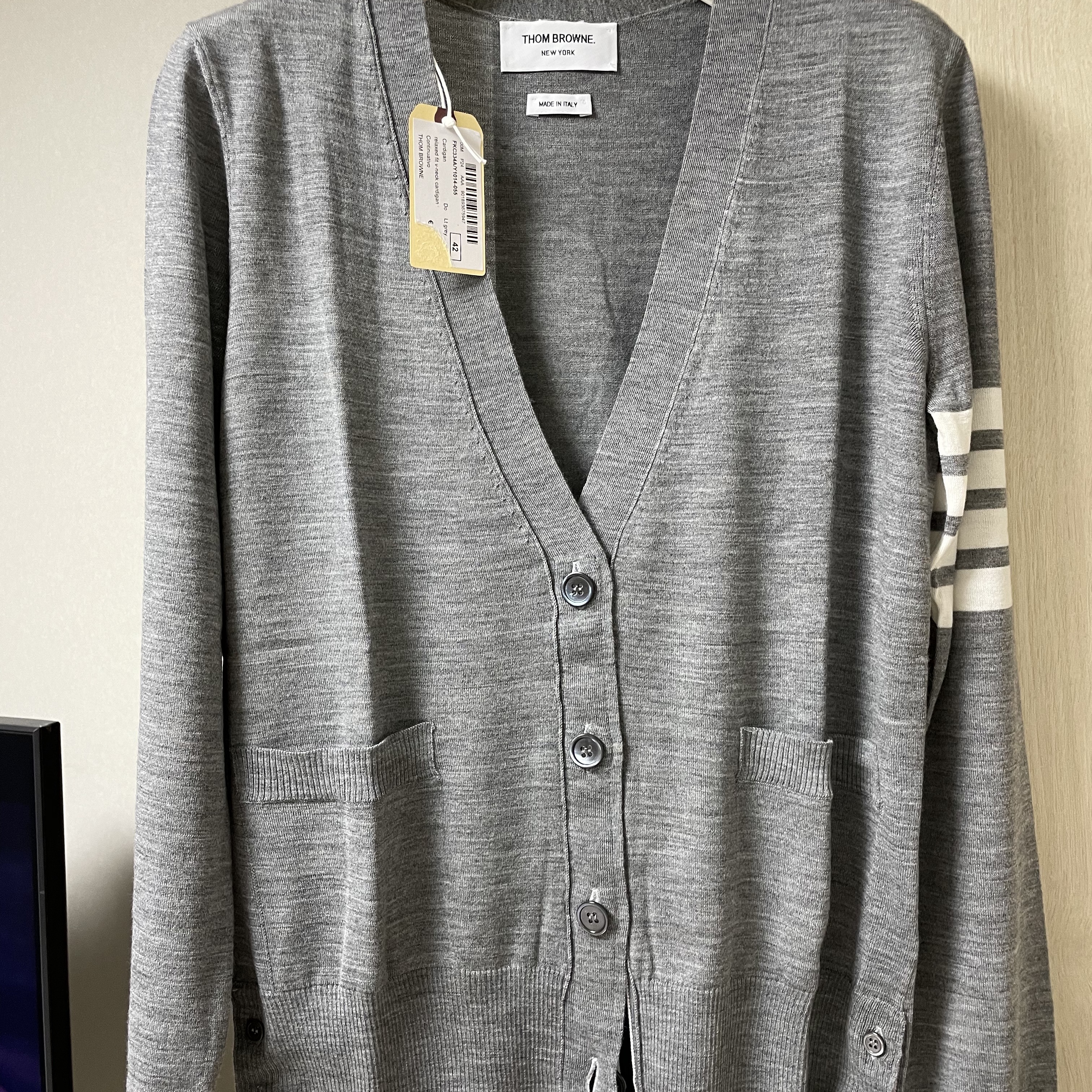 (W) Thom Browne Sustainable Fine Merino Wool 4-Bar Relaxed Fit V-Neck Cardigan Light Grey 착용 스타일 - 2