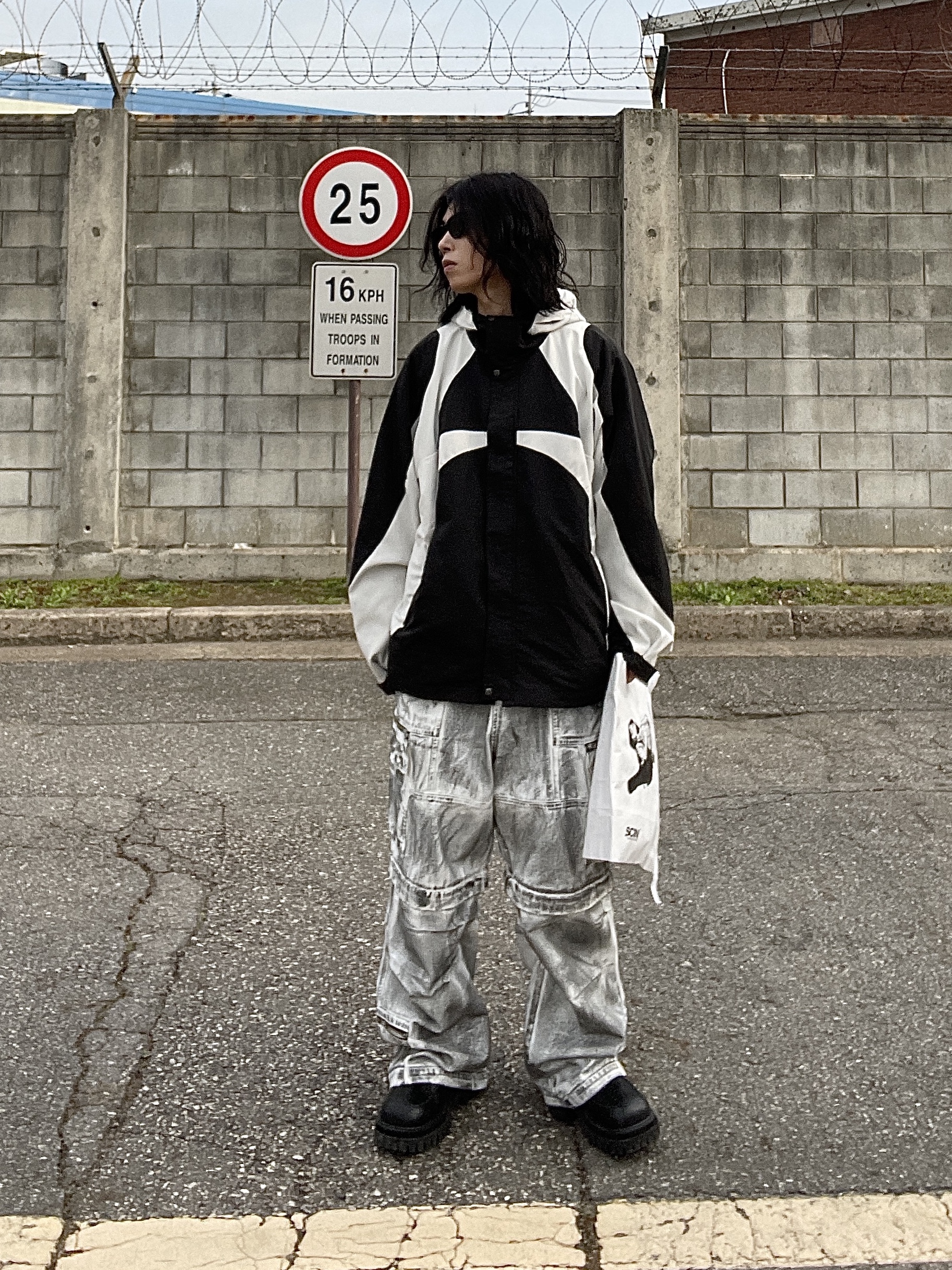 Gentle Monster x Maison Margiela MM007 Black Black 착용 스타일 - 2