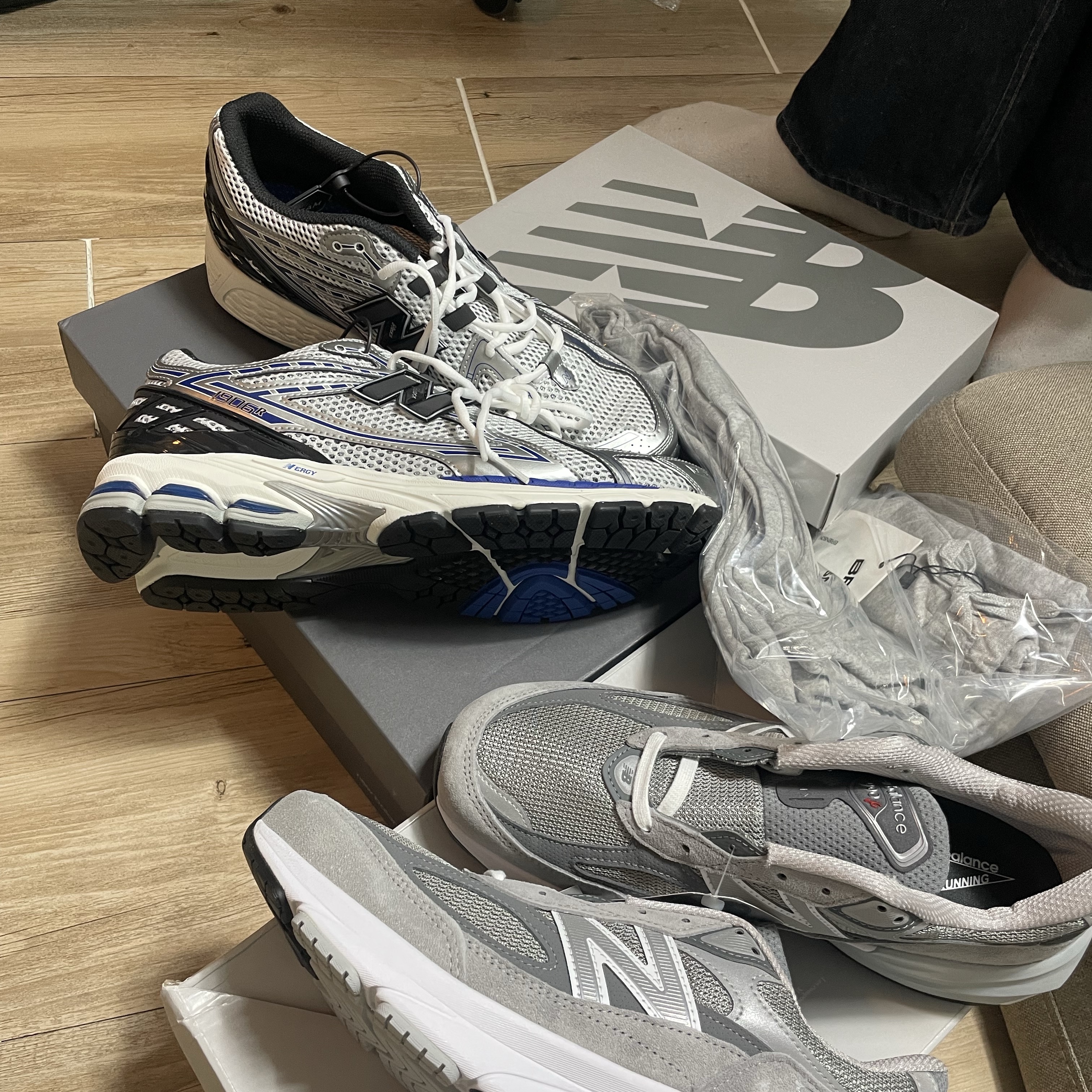 New Balance 1906R Silver Metallic, New Balance 990v6 Made in USA Grey - D Standard 착용 스타일