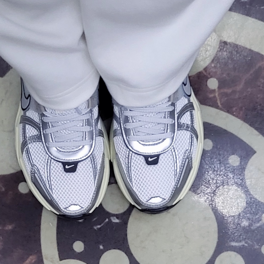 Nike V2K Run Summit White Metallic Silver 착용 스타일