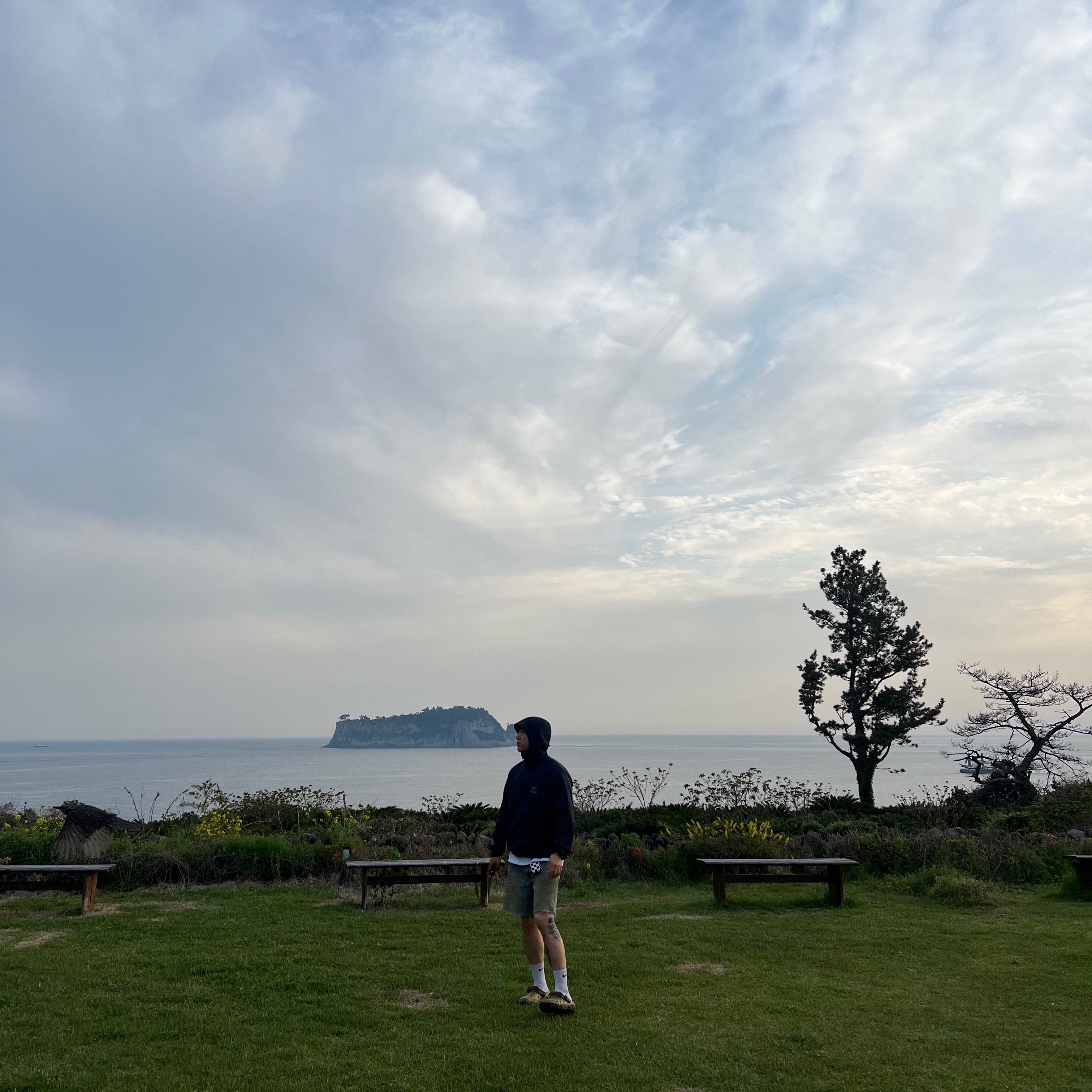 Arc'teryx Squamish Hoody Black Sapphire, Crocs x Roa Hiking Atlas Clog Aloe Multi 착용 스타일