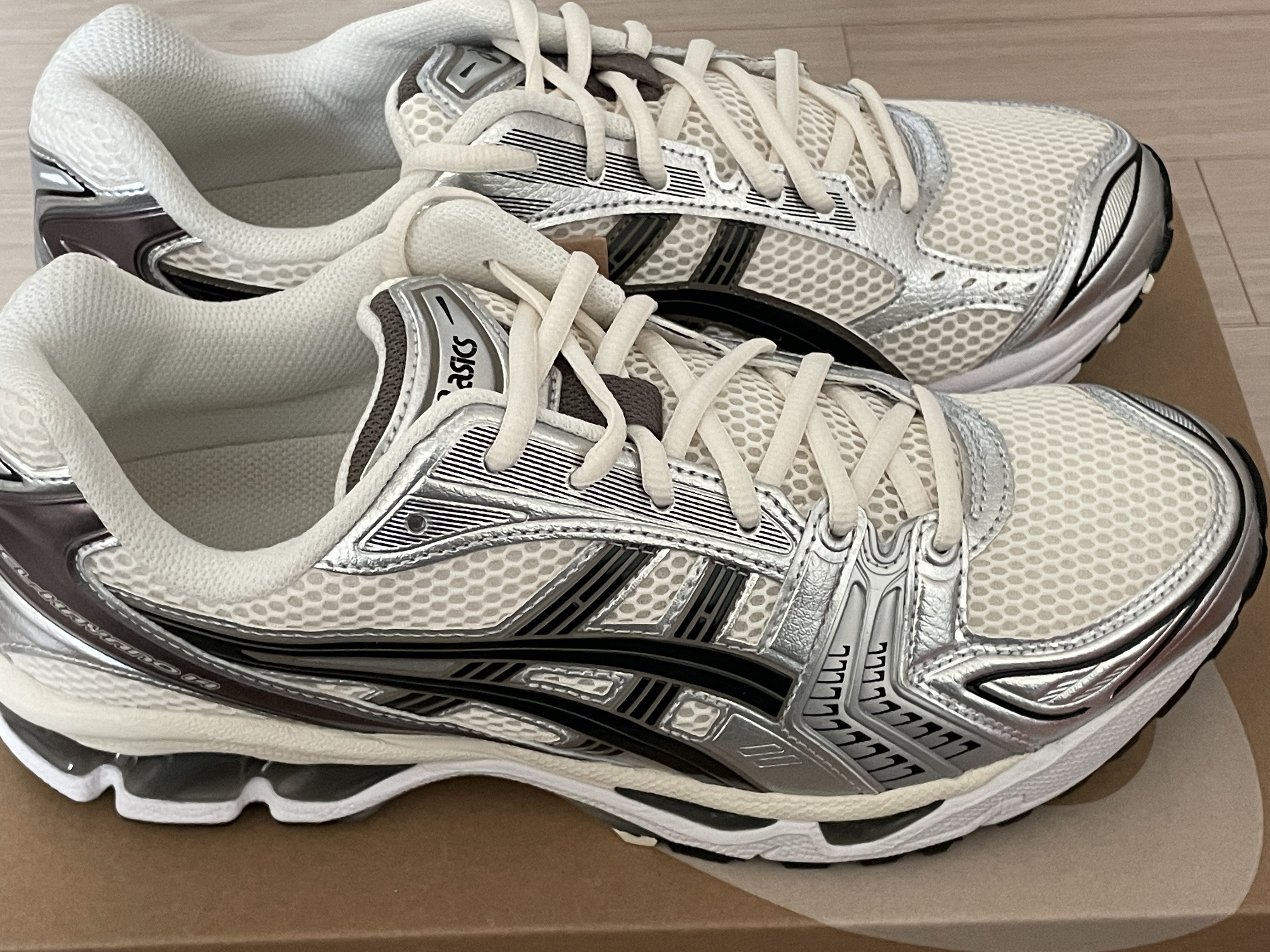 Asics Gel-Kayano 14 Cream Black, Asics Unlimited Gel-Kayano 14 Carrier Grey Black 착용 스타일 - 1