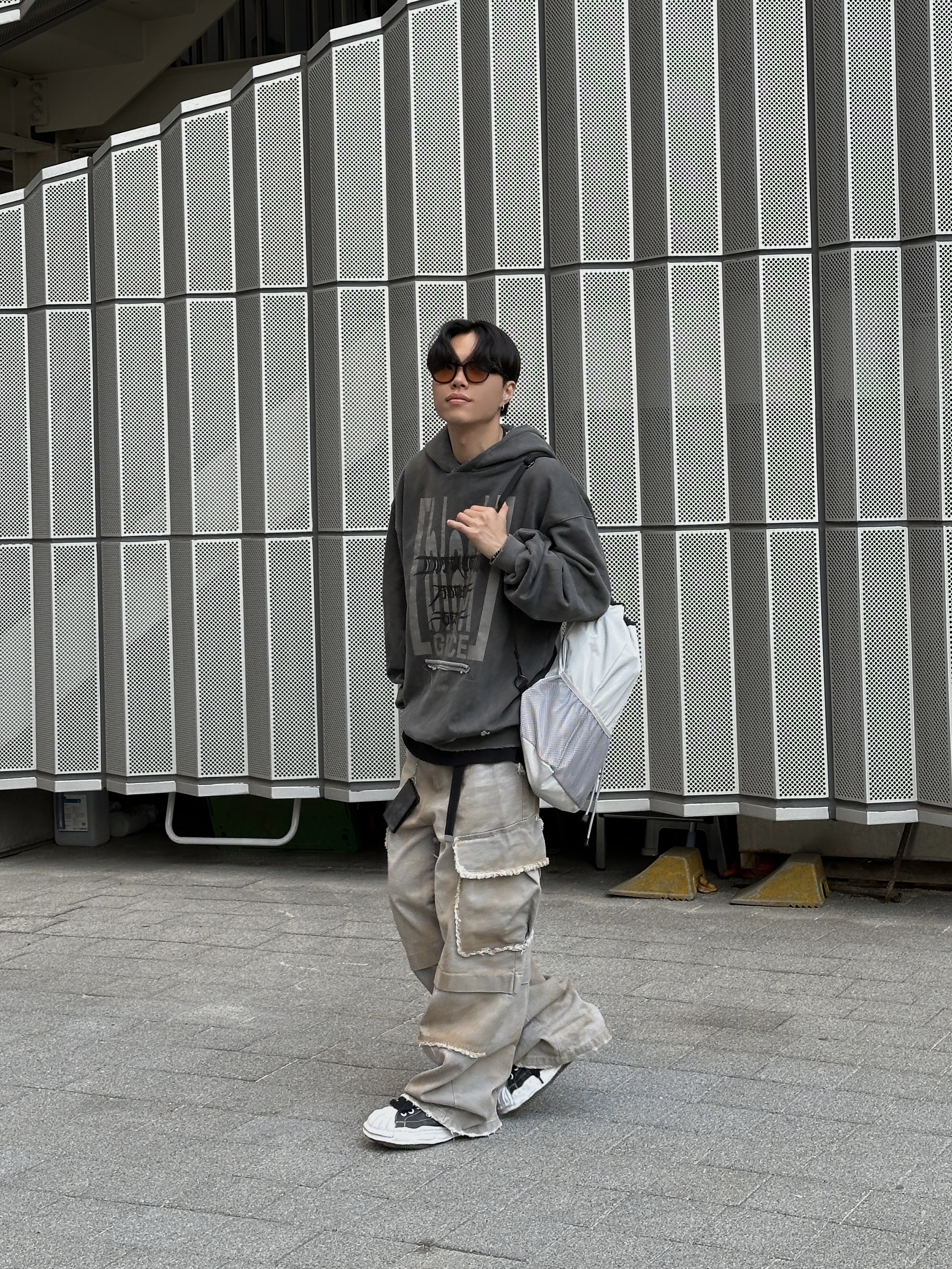 Maison Mihara Yasuhiro Blakey OG STC Sole Paper Like Leather Low-top Sneakers Black 착용 스타일 - 2
