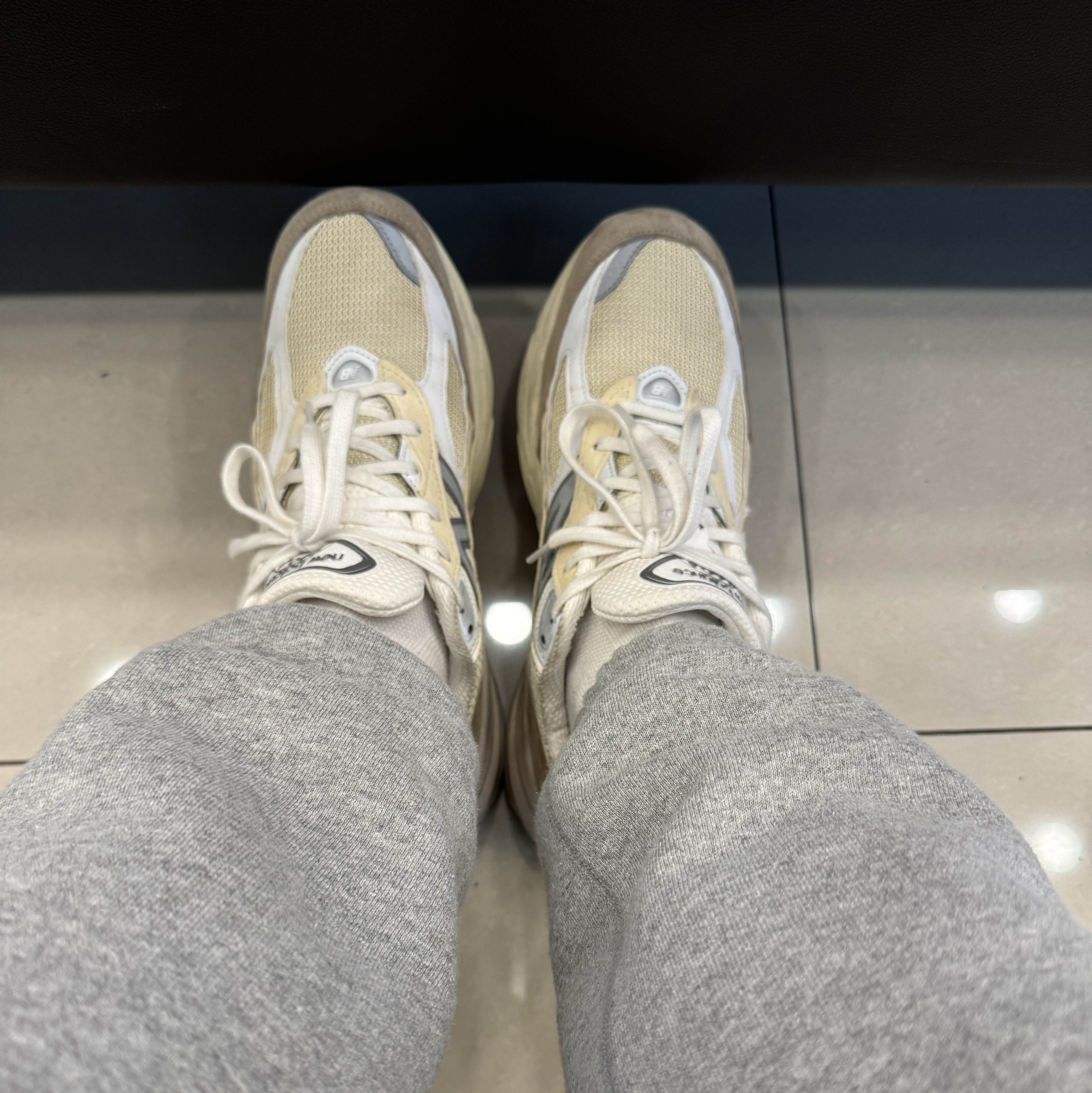 New Balance 990v6 Made in USA Cream Mindful Grey 착용 스타일