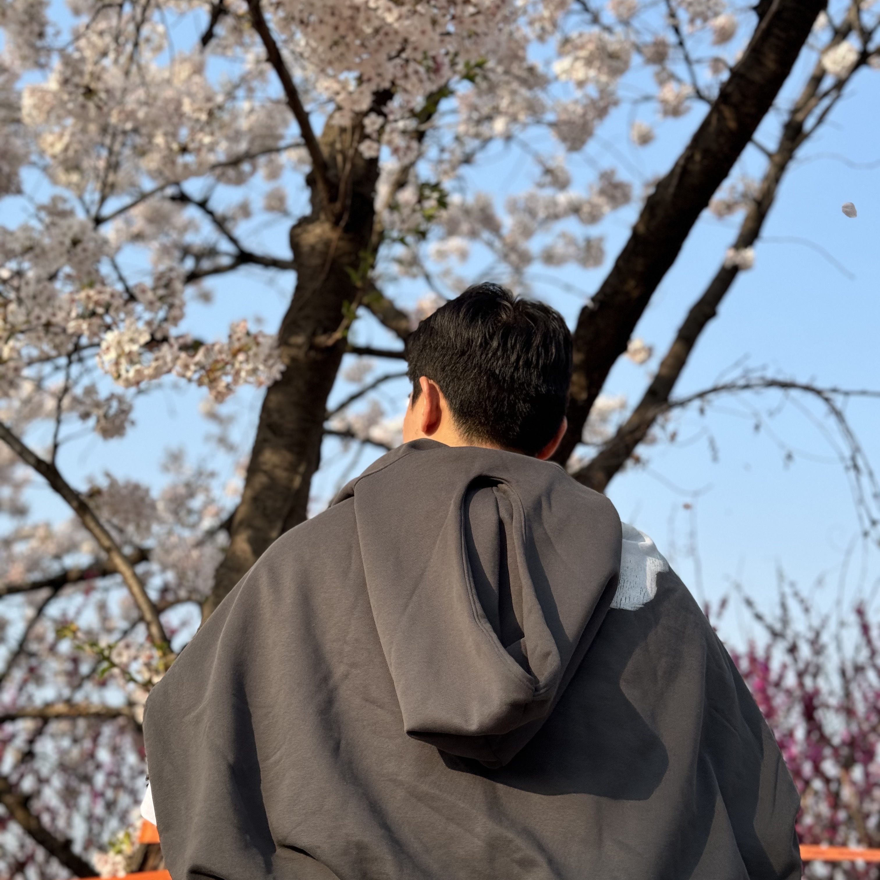 Yeezy Gap Engineered By Balenciaga Dove Hoodie Black 착용 스타일
