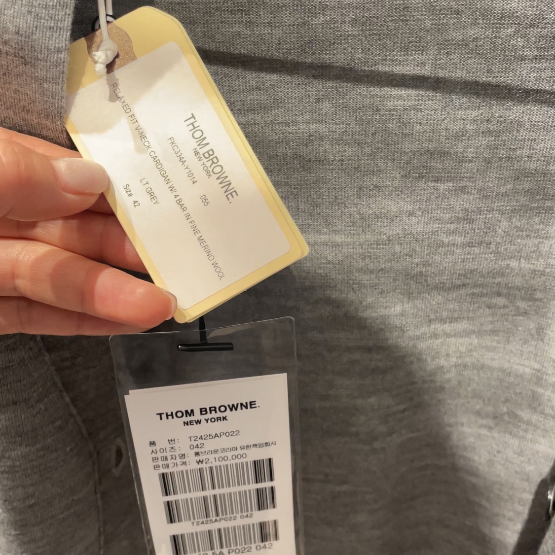 (W) Thom Browne Sustainable Fine Merino Wool 4-Bar Relaxed Fit V-Neck Cardigan Light Grey 착용 스타일 - 2