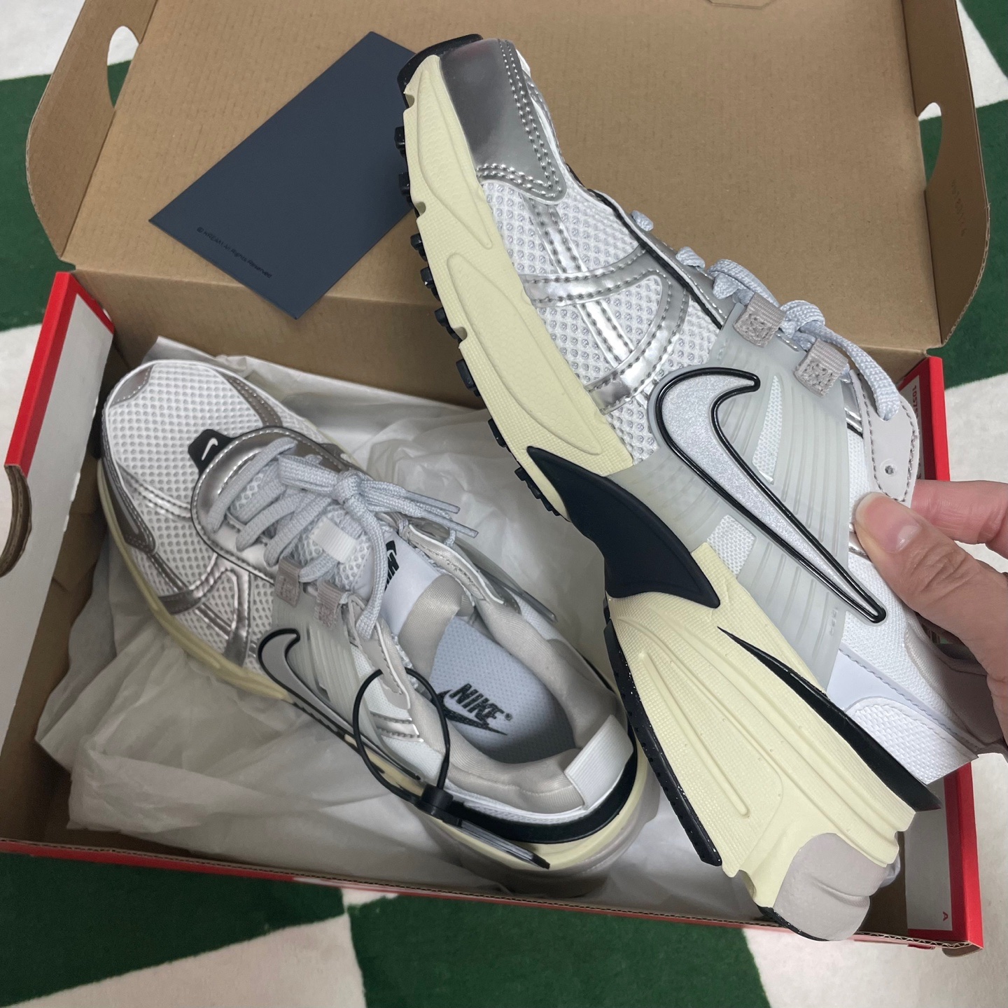 Nike V2K Run Summit White Metallic Silver 착용 스타일