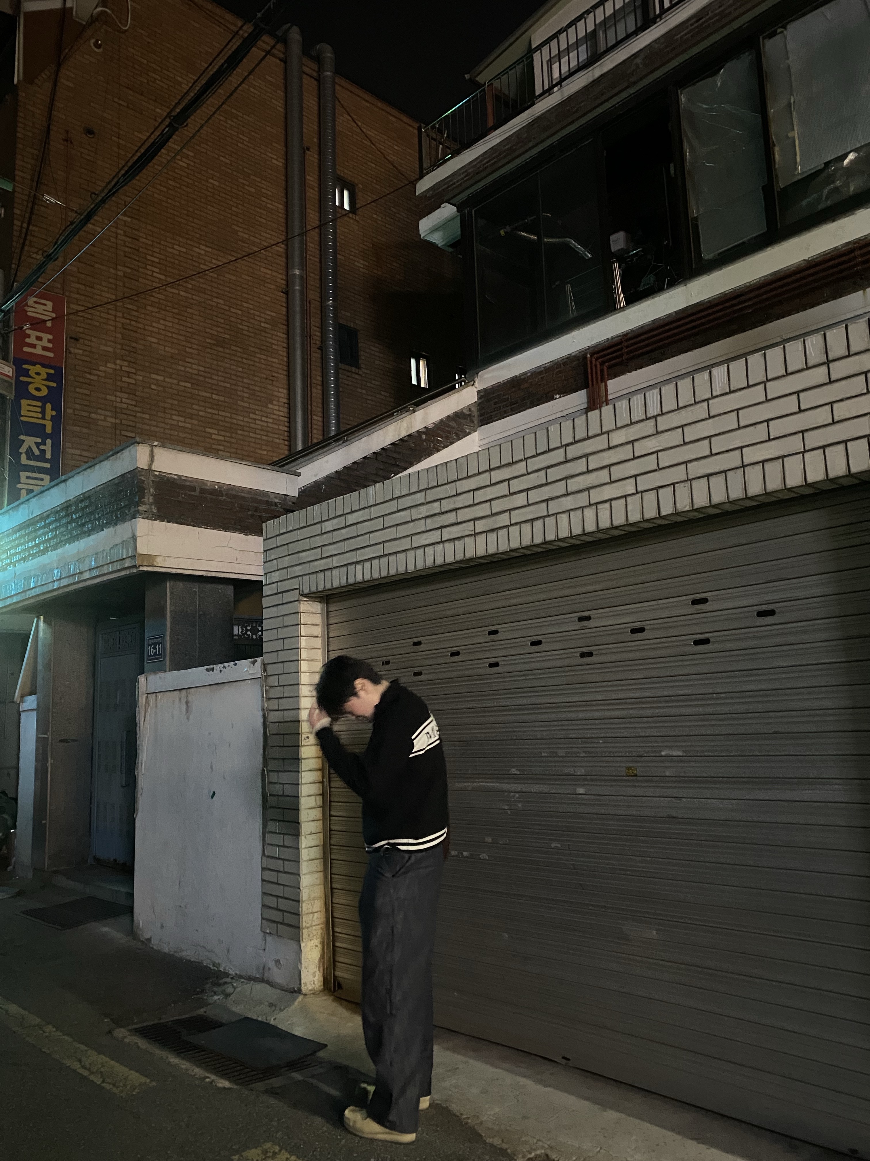Matin Kim Spell Point Stripe Knit Cardigan Black, Clarks Wallabee Maple Suede 착용 스타일 - 2