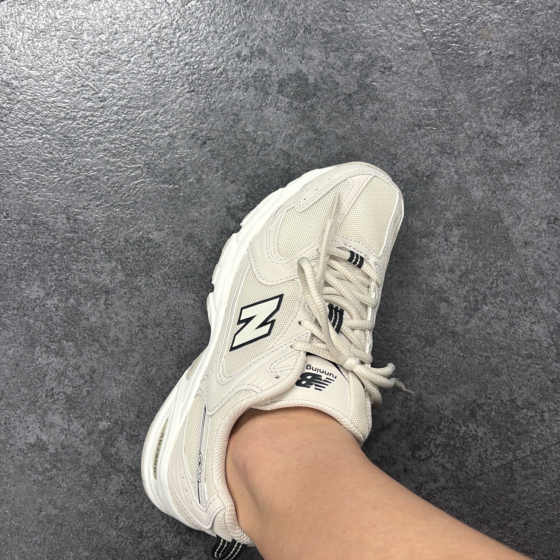 New Balance 530 Ivory 착용 스타일