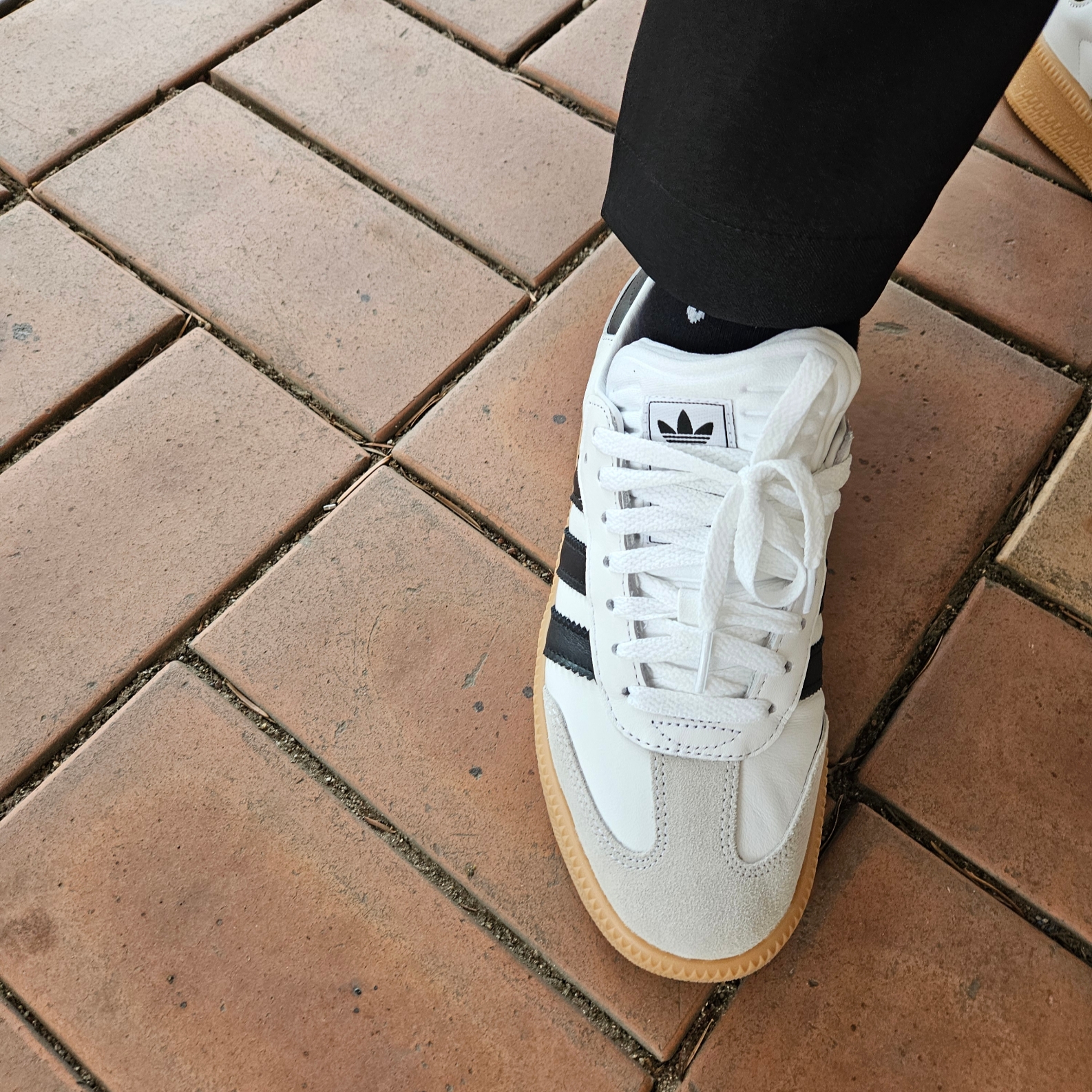 Adidas Samba XLG White Black Gum 착용 스타일 - 3