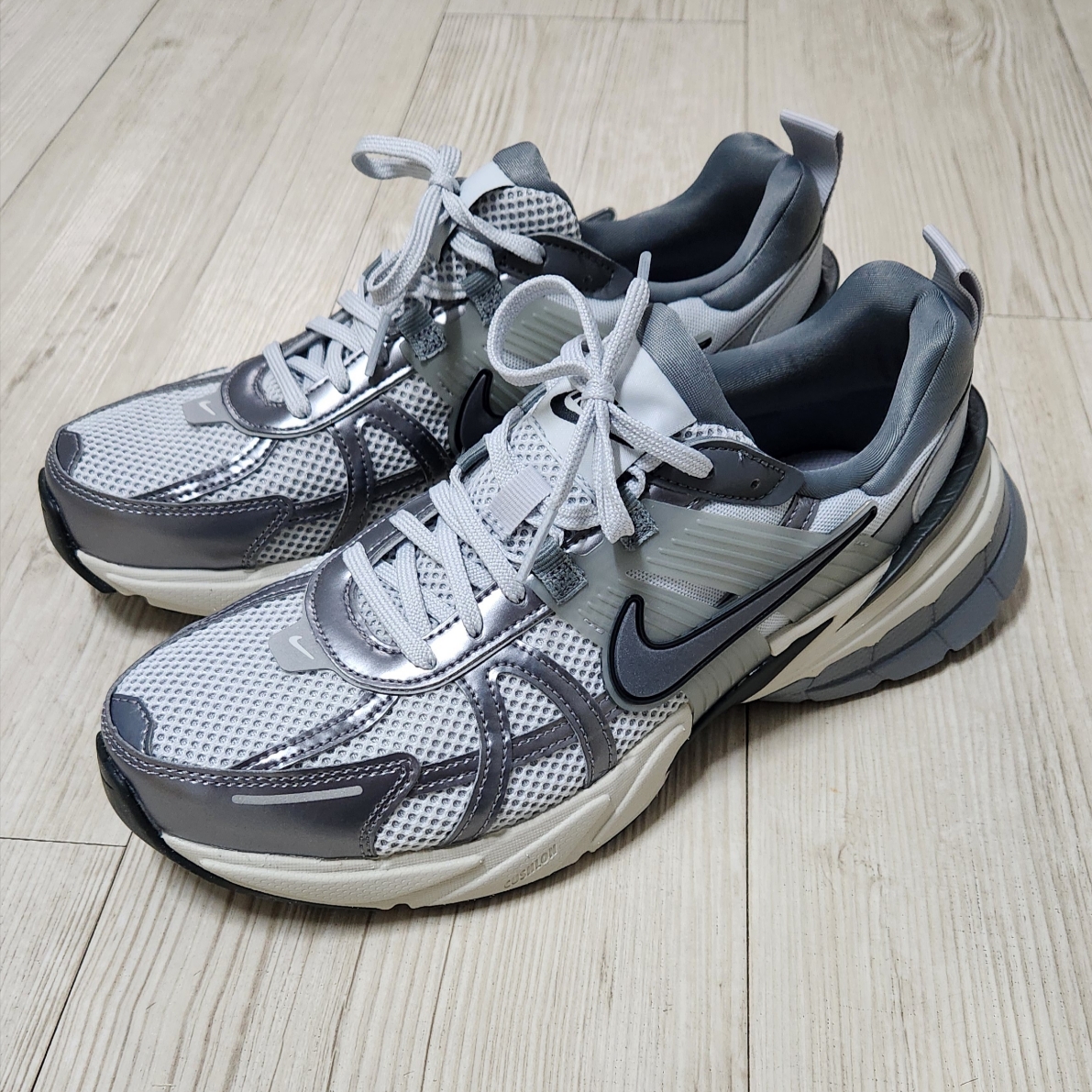 Nike V2K Run Pure Platinum Wolf Grey 착용 스타일 - 1