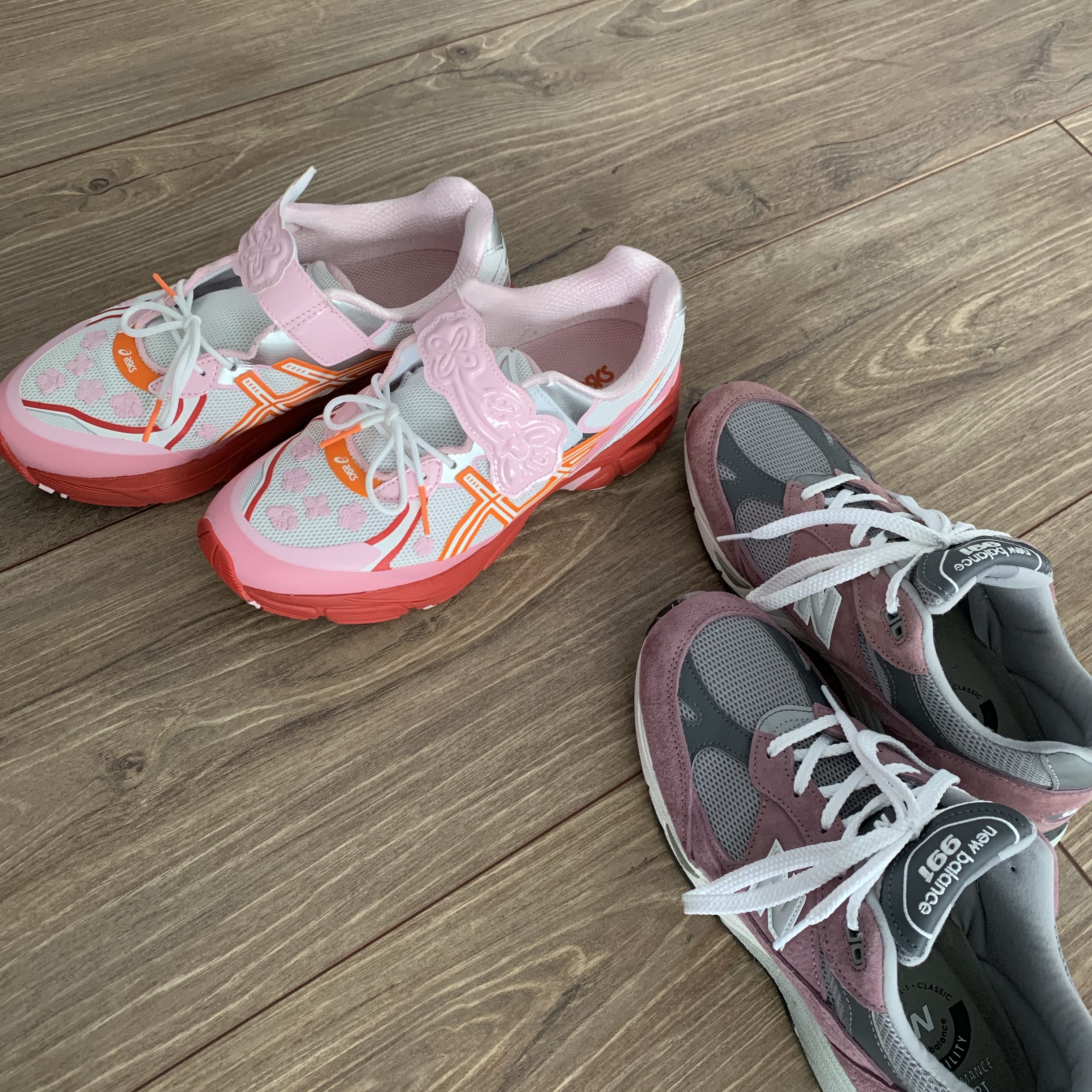 Asics x Cecilie Bahnsen GT-2160 White Habanero, (W) New Balance 991 Made in UK Pink Grey 착용 스타일