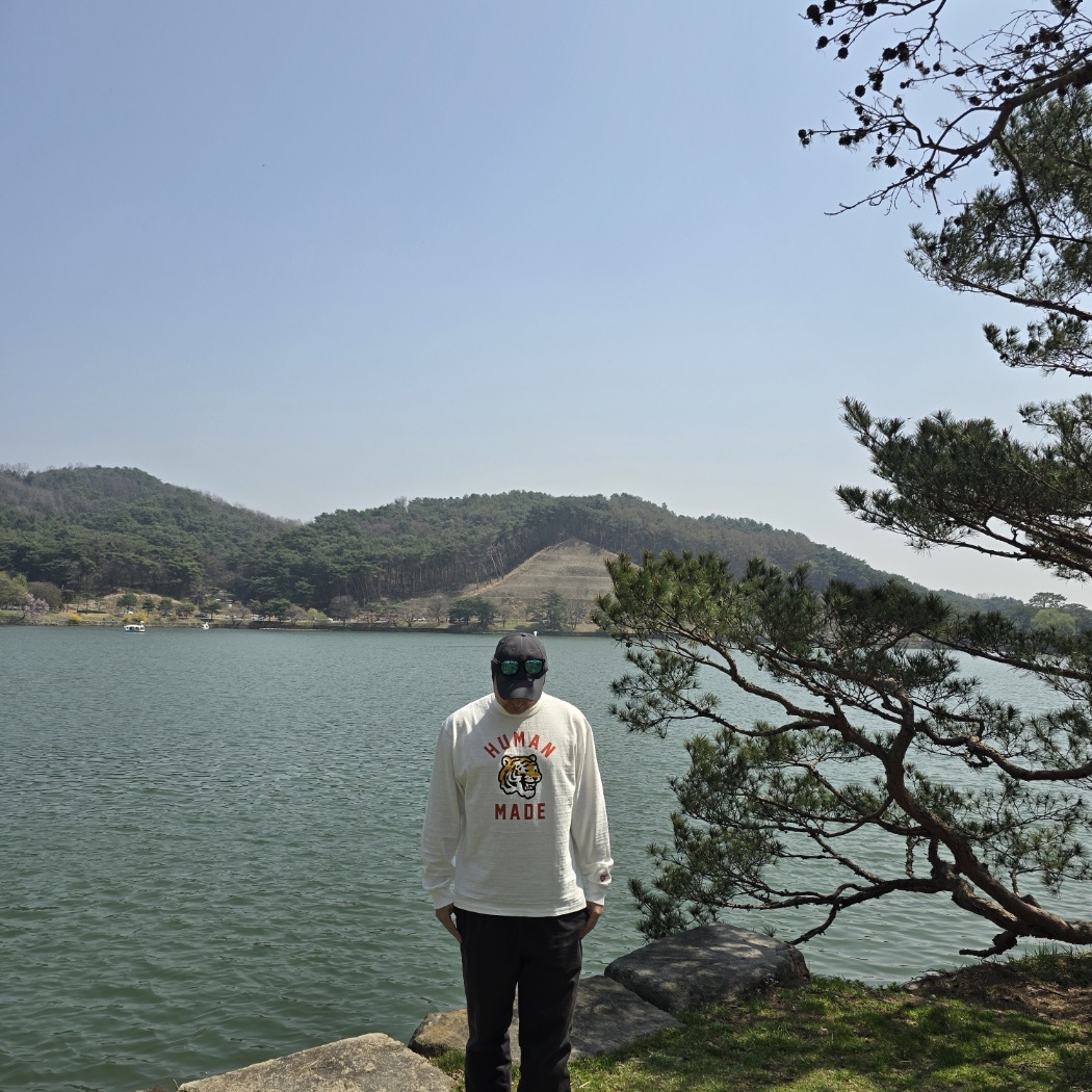 Human Made Graphic L/S T-Shirt White, Maison Mihara Yasuhiro Peterson OG Sole Canvas Low-top Sneakers Natural 착용 스타일 - 2