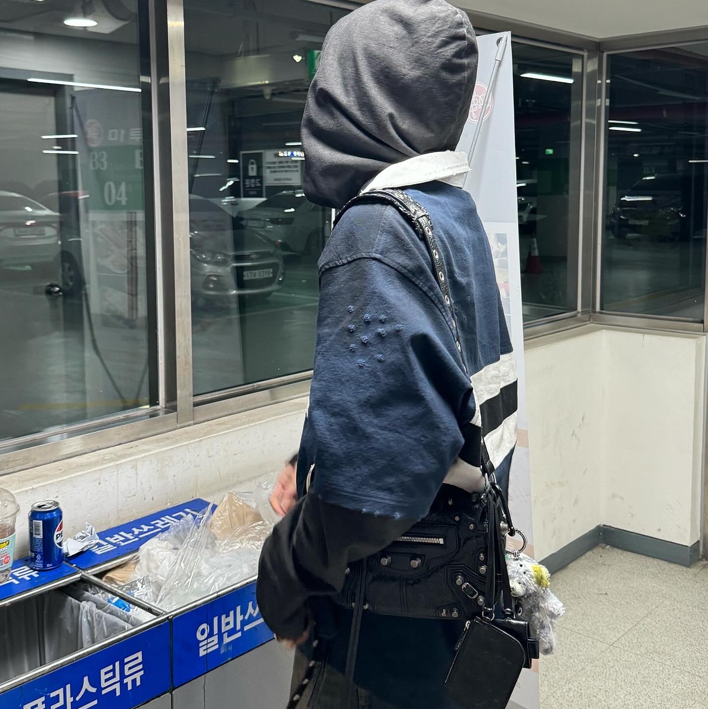 Balenciaga Tyrex Sneakers Black Grey, Balenciaga Arena Lambskin Aged Silver Hardware Le Cagole XS Flap Bag Black 착용 스타일 - 4