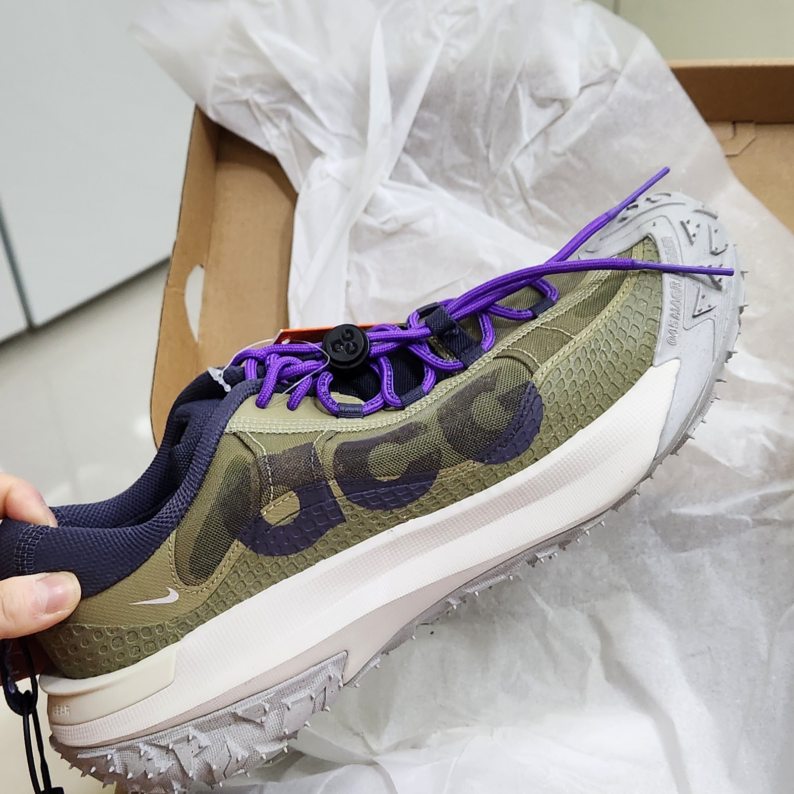 Nike ACG Mountain Fly 2 Low Neutral Olive and Mountain Grape 착용 스타일 - 2