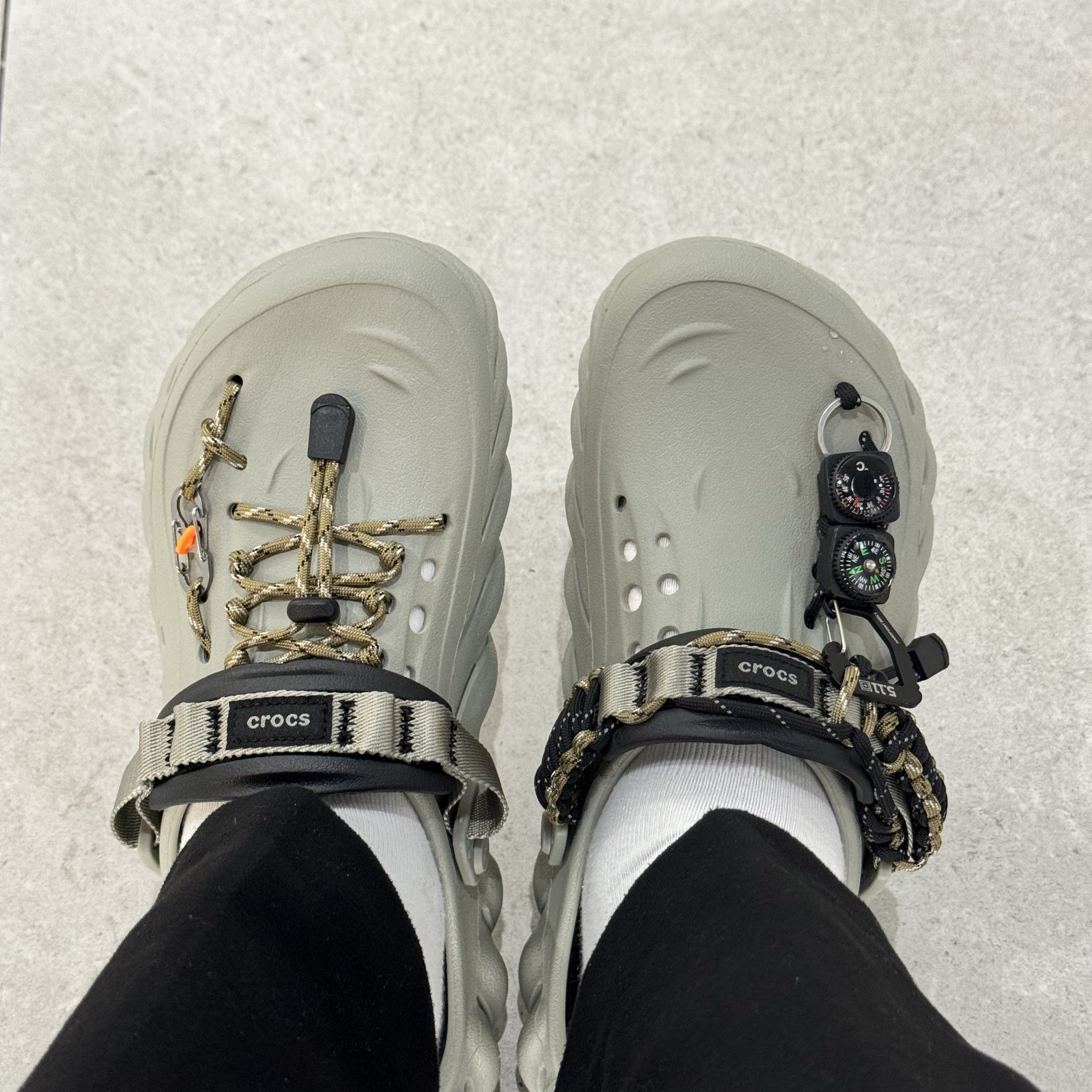 Crocs Echo Clog Elephant 착용 스타일 - 1
