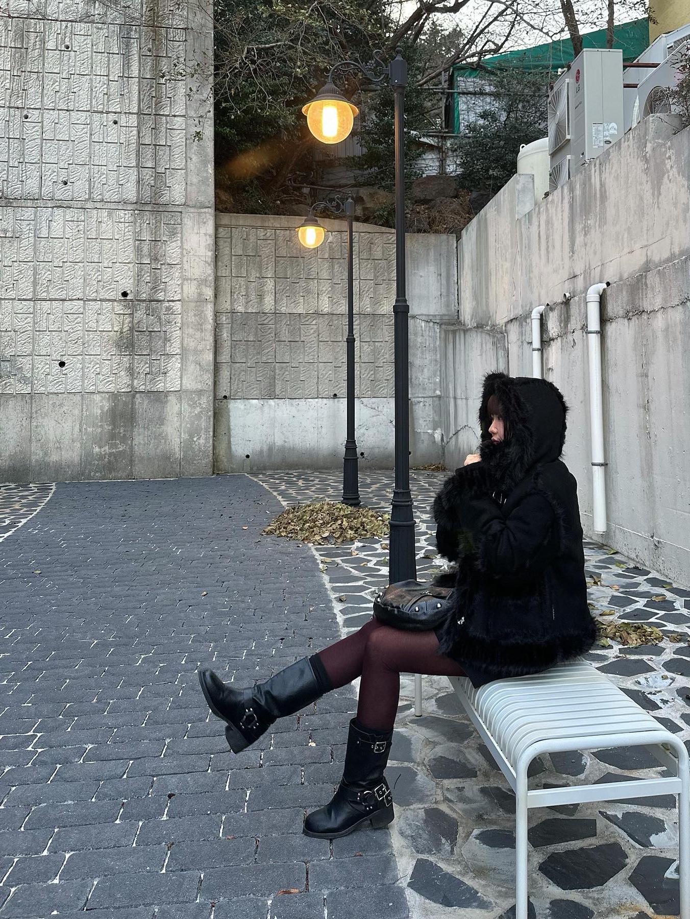 Threetimes Johnny Bag Black 착용 스타일 - 2