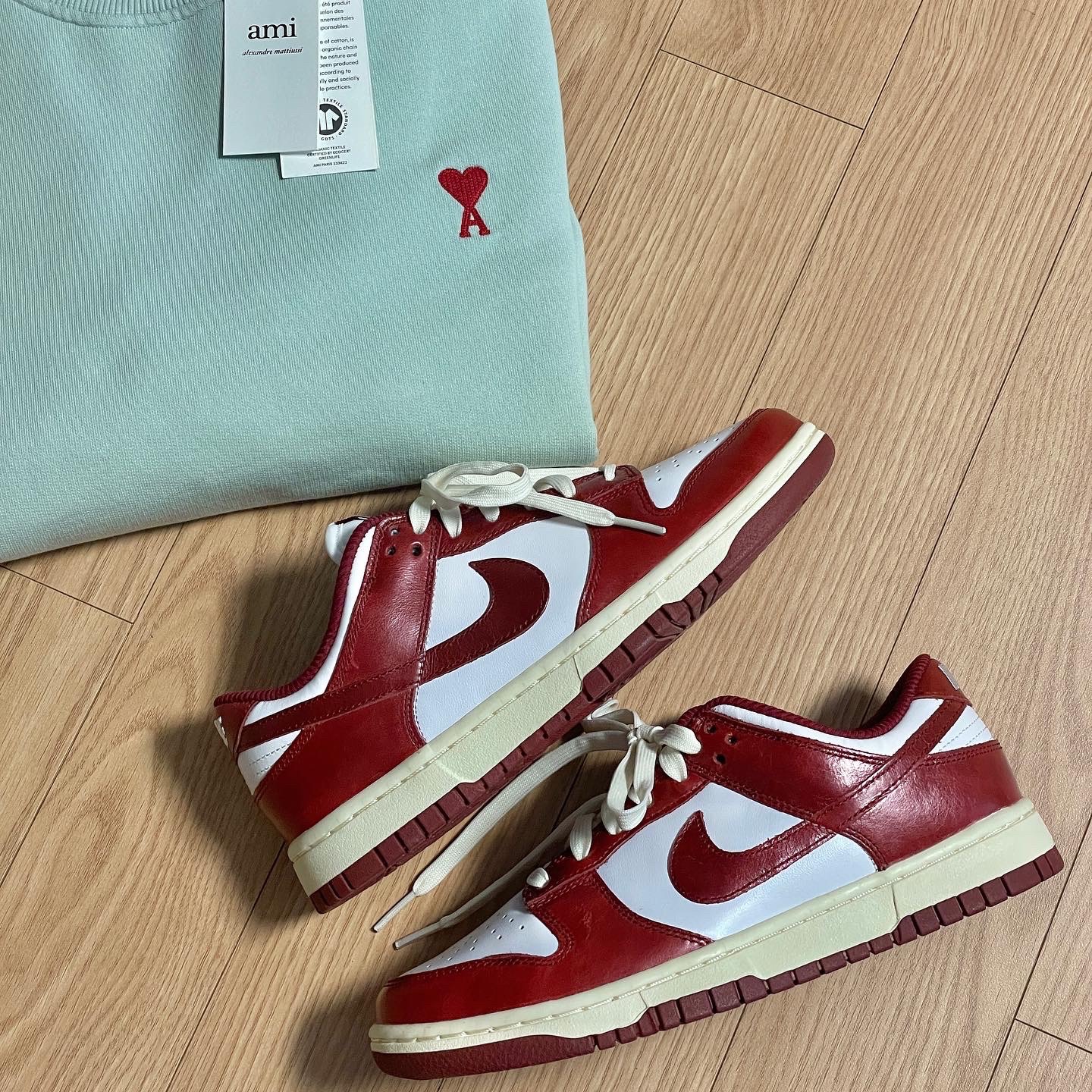 (W) Nike Dunk Low Retro PRM Team Red and White, AMI de Coeur Sweatshirt Pale Green 착용 스타일