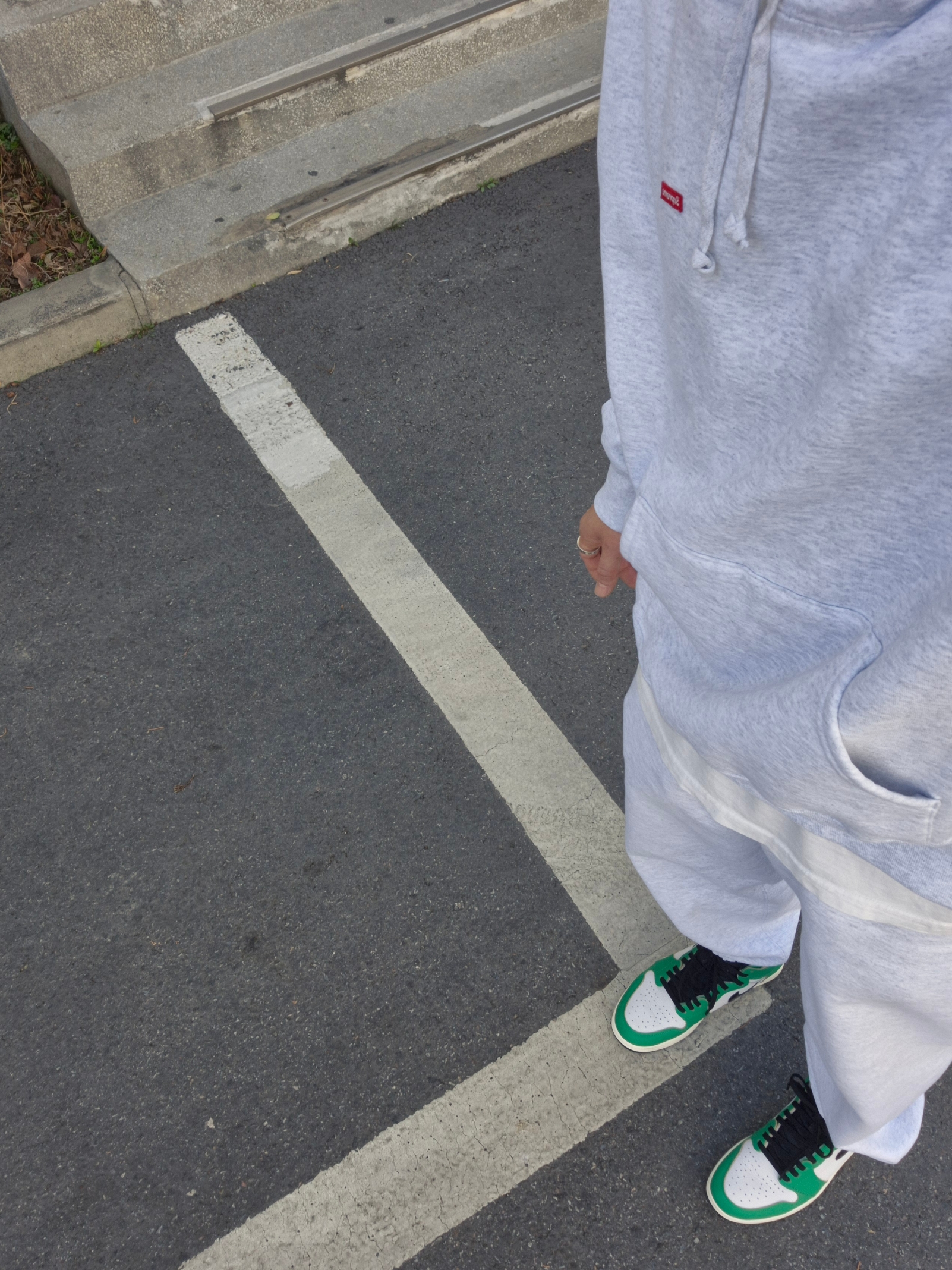 (W) Jordan 1 Retro High OG Lucky Green, Supreme Small Box Hooded Sweatshirt Ash Grey - 24SS 착용 스타일