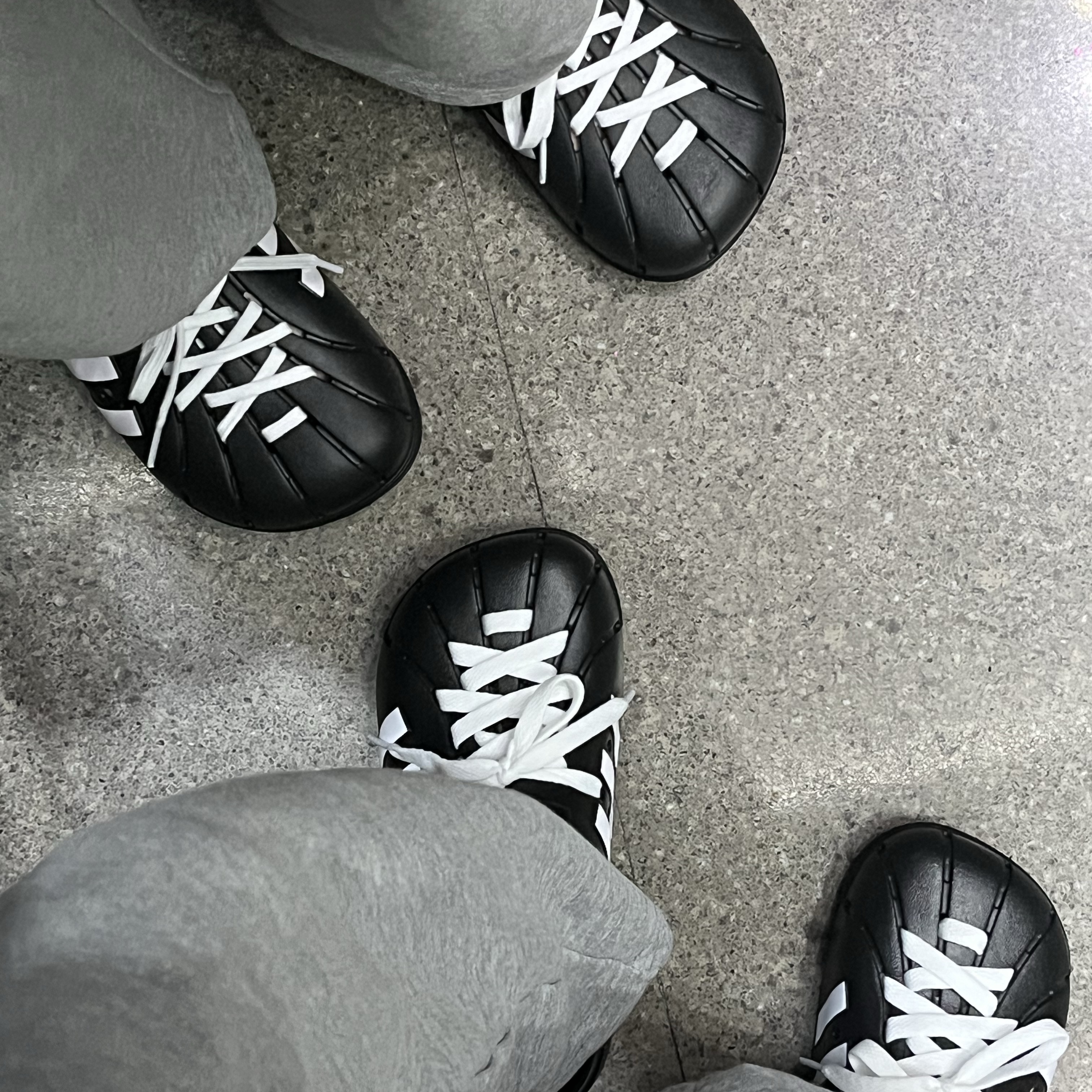 Adidas Adilette Clog Black White 착용 스타일