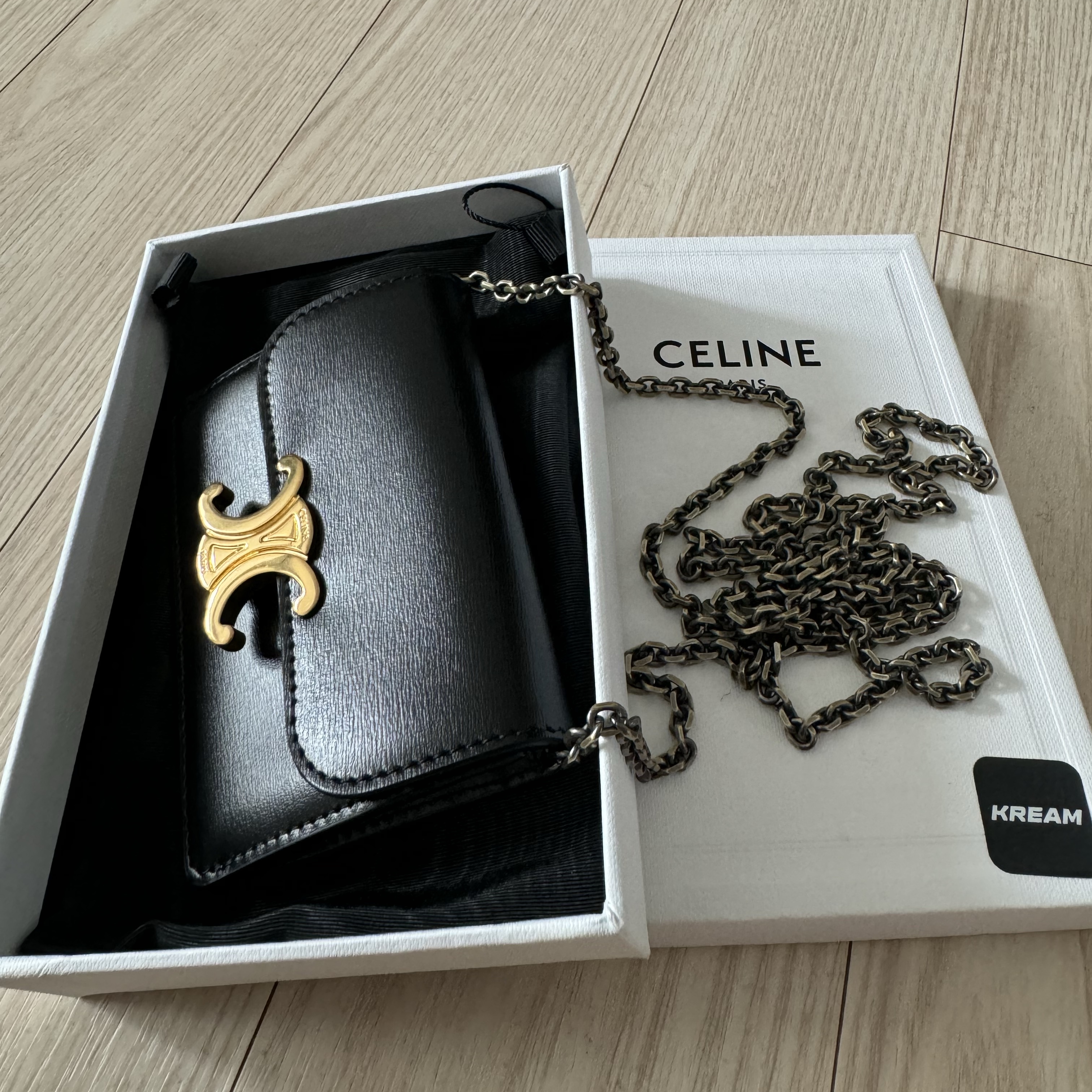 Celine Card Holder with Flap in Shiny Calfskin Black 착용 스타일 - 1