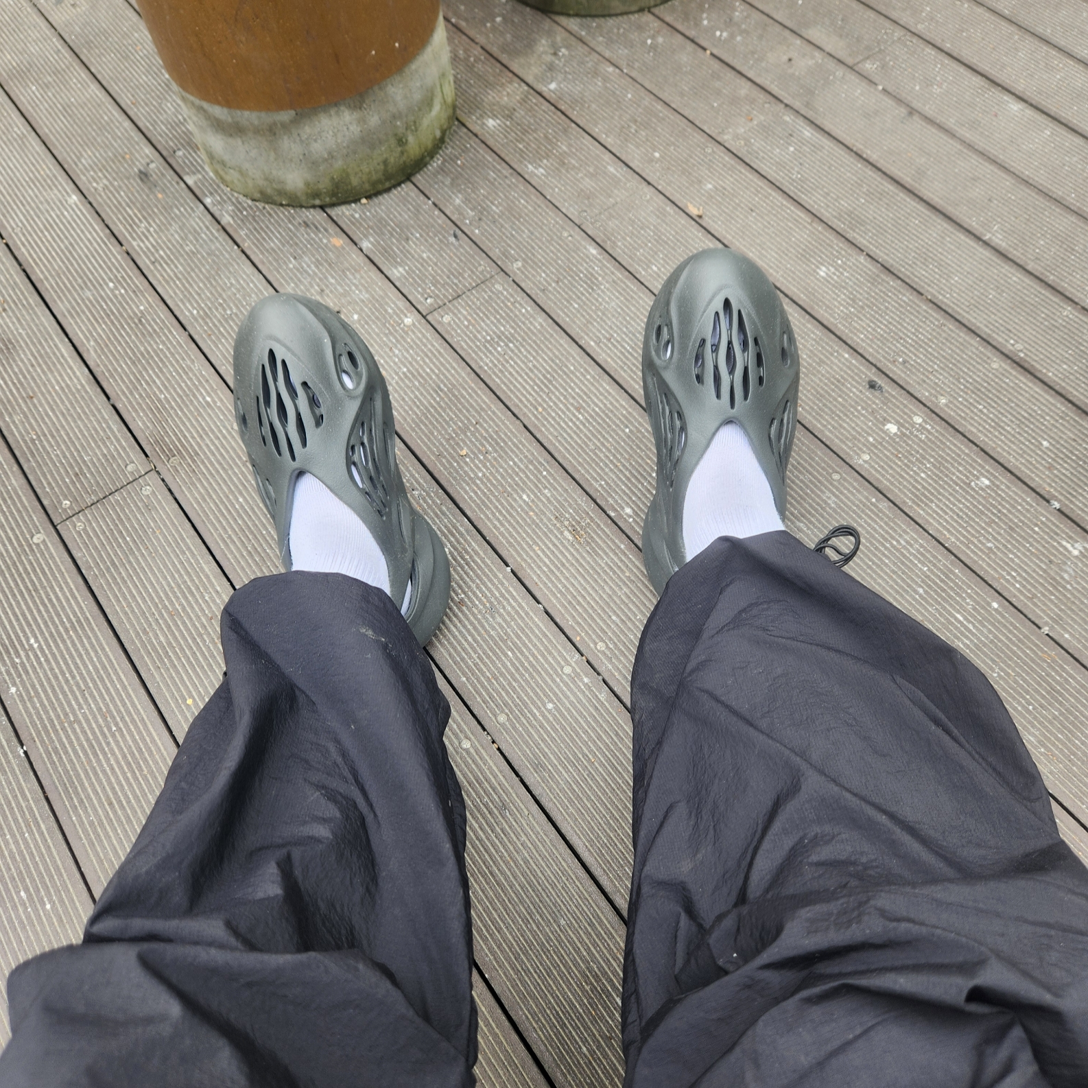 Adidas Yeezy Foam RNNR Carbon, Nike x Stussy NRG Crew Socks White Black 착용 스타일