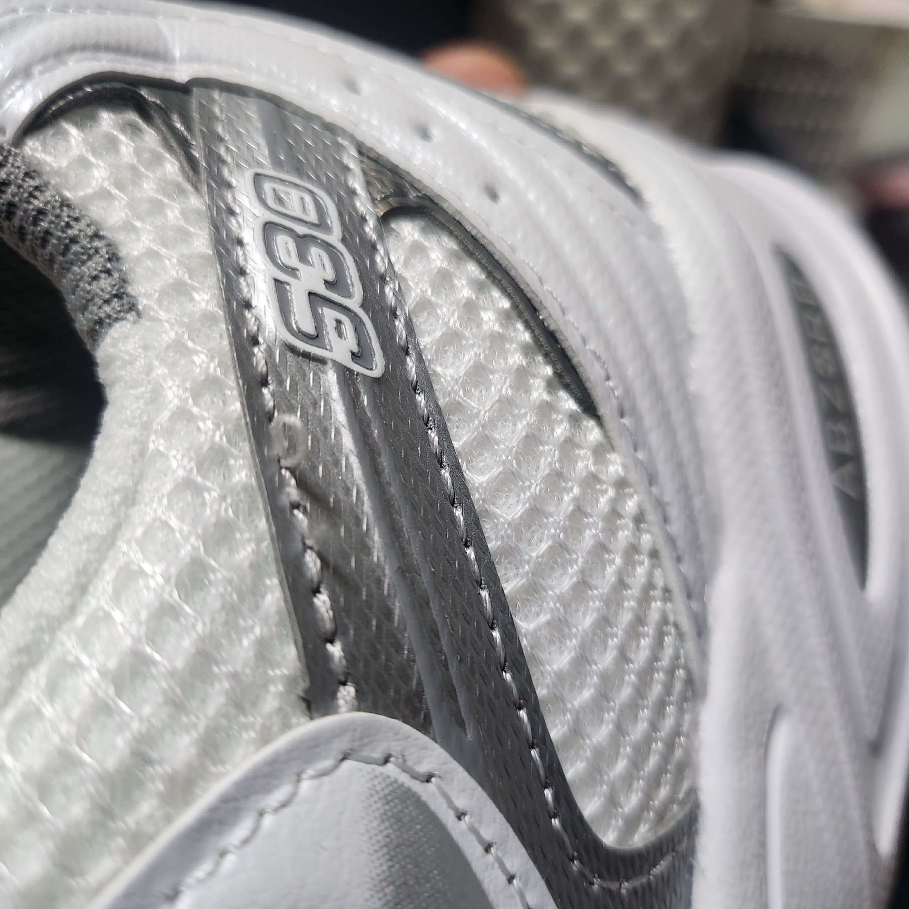 New Balance 530 White Silver 착용 스타일 - 1