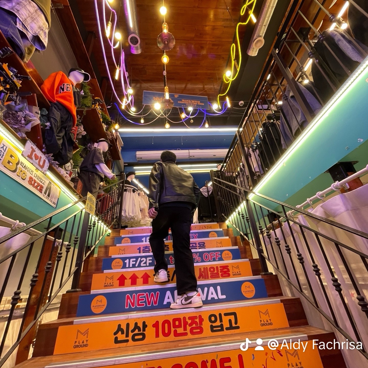 Jordan 1 x Travis Scott Retro Low OG SP Sail and Ridgerock 착용 스타일