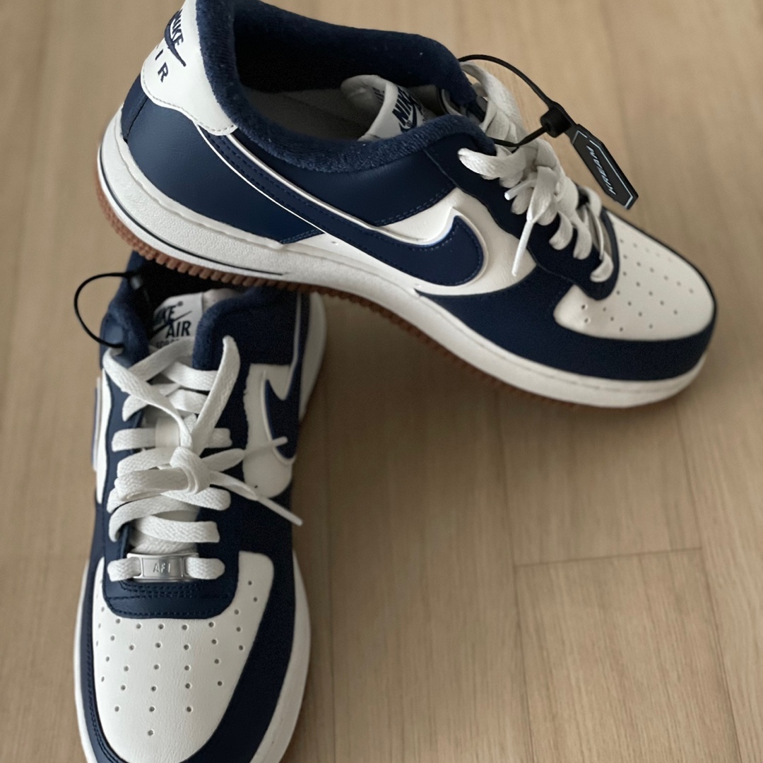Nike Air Force 1 '07 LV8 Midnight Navy 착용 스타일 - 2