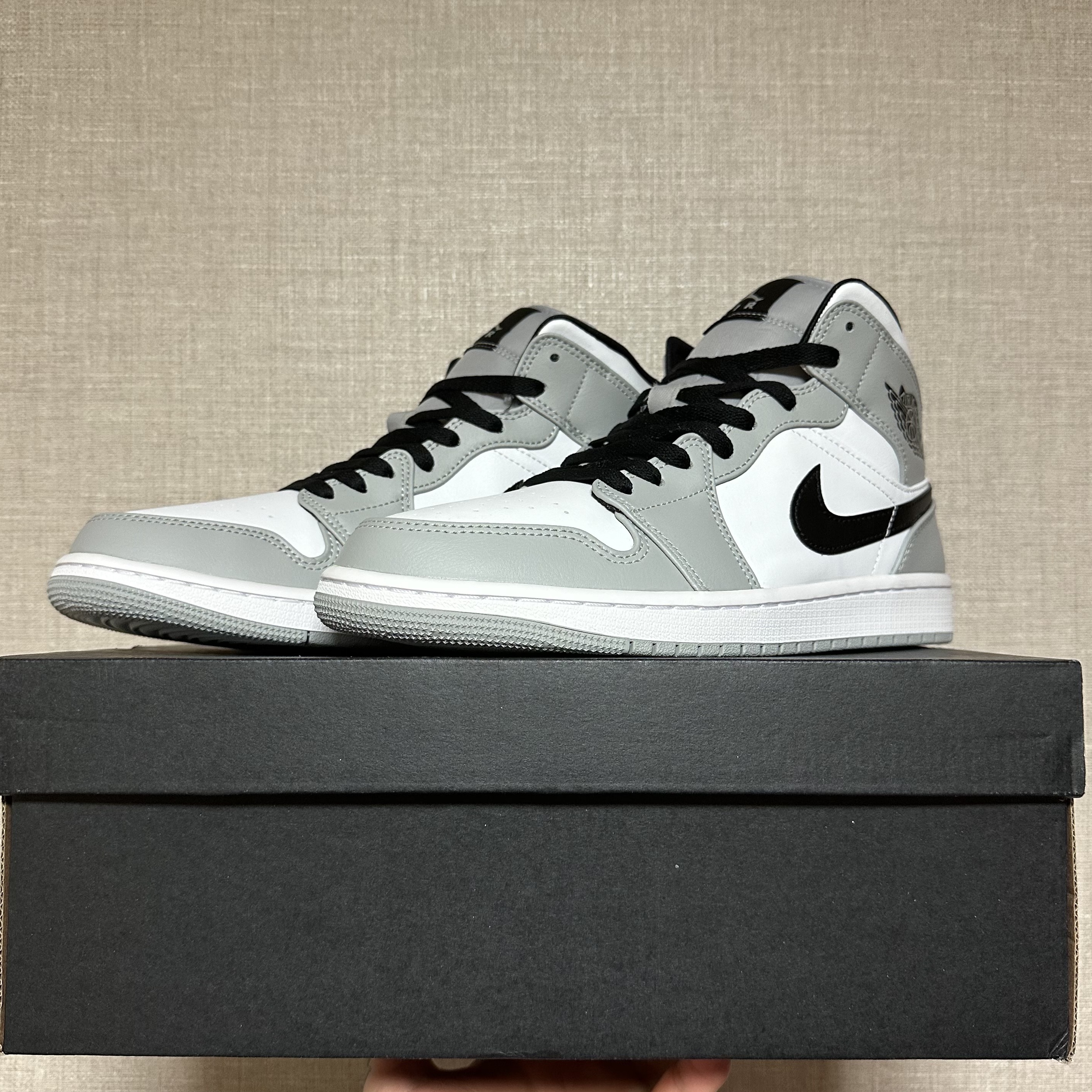 Jordan 1 Mid Light Smoke Grey 착용 스타일