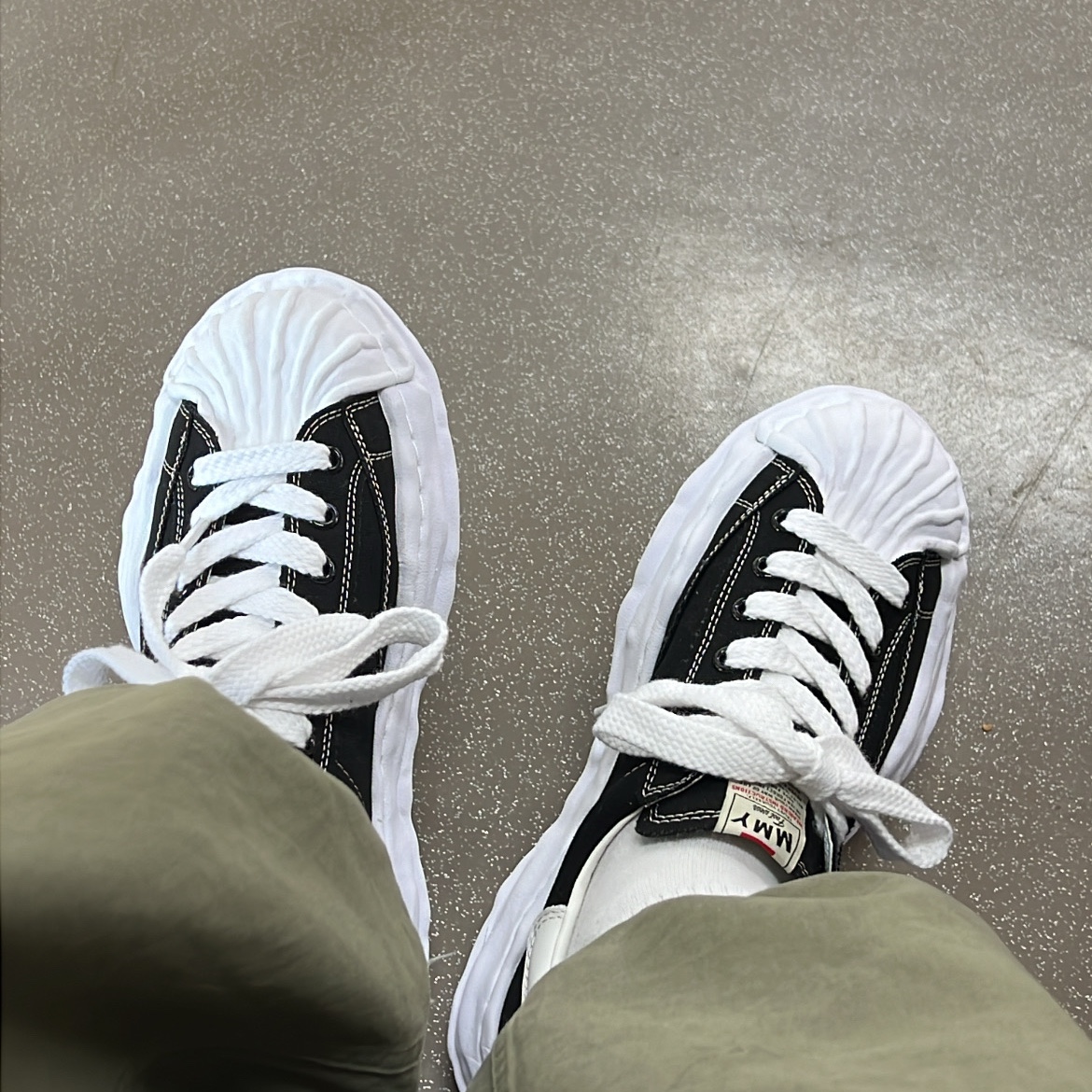 Maison Mihara Yasuhiro Blakey OG Sole Canvas Low-top Sneakers Black White 착용 스타일 - 2