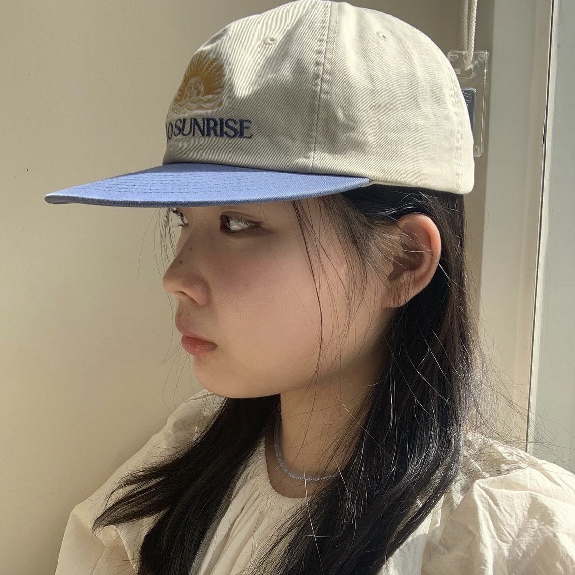 Hello Sunrise  Two Tone Washed OG Logo 6panel Cap Off White & Black 착용 스타일