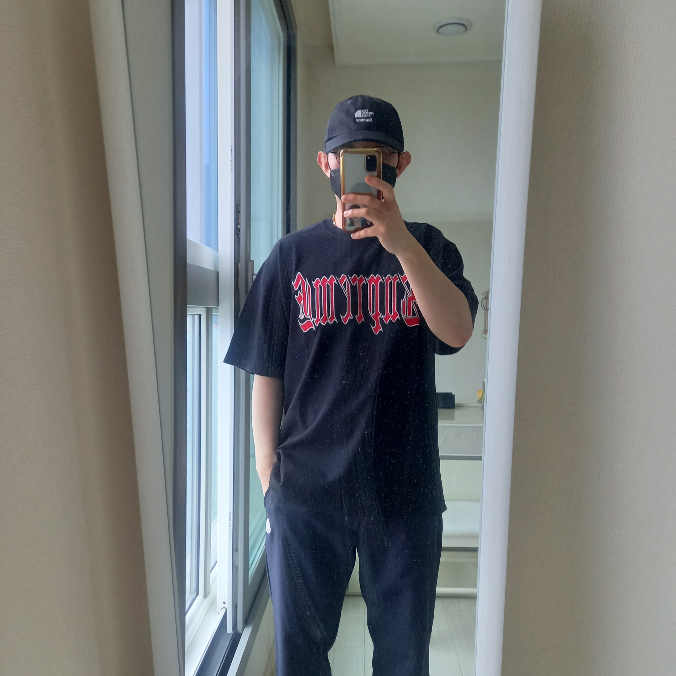 Supreme Old English S/S Top Black - 24SS, Supreme x The North Face Split 6-Panel Black - 24SS 착용 스타일 - 1