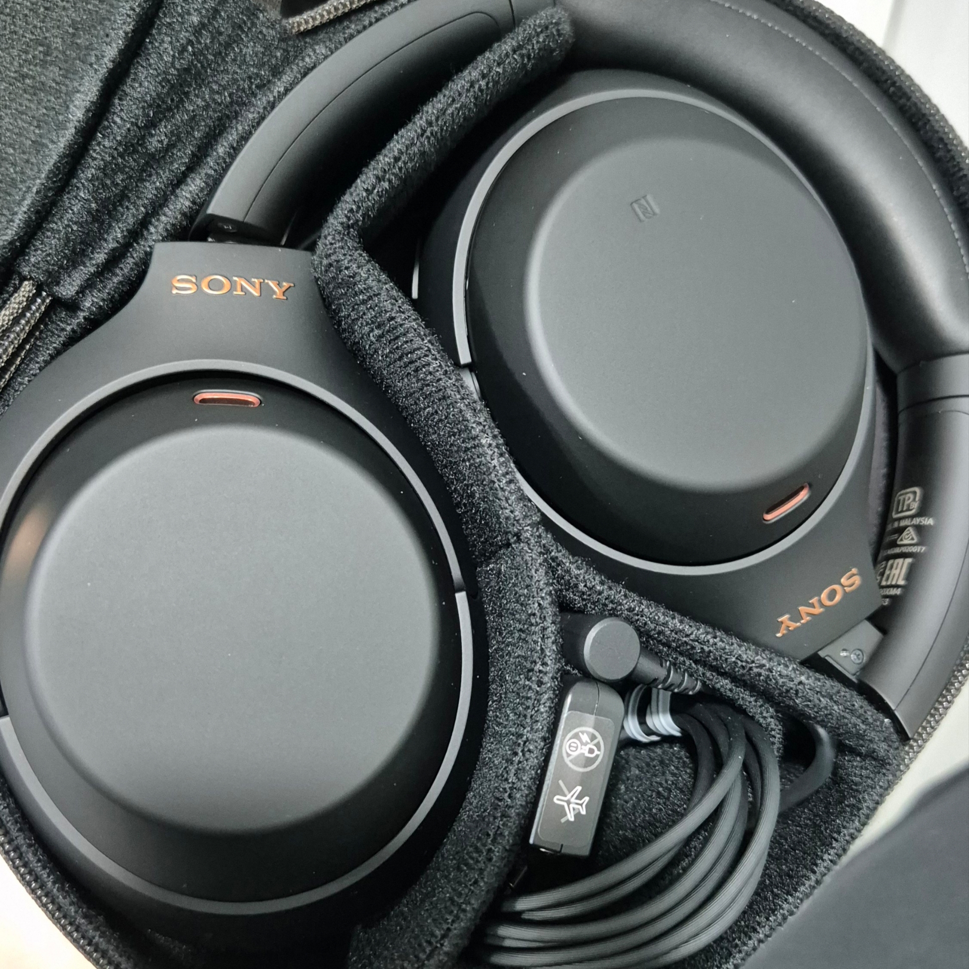 Sony WH-1000XM4 Black (Korean Ver.) 착용 스타일 - 2