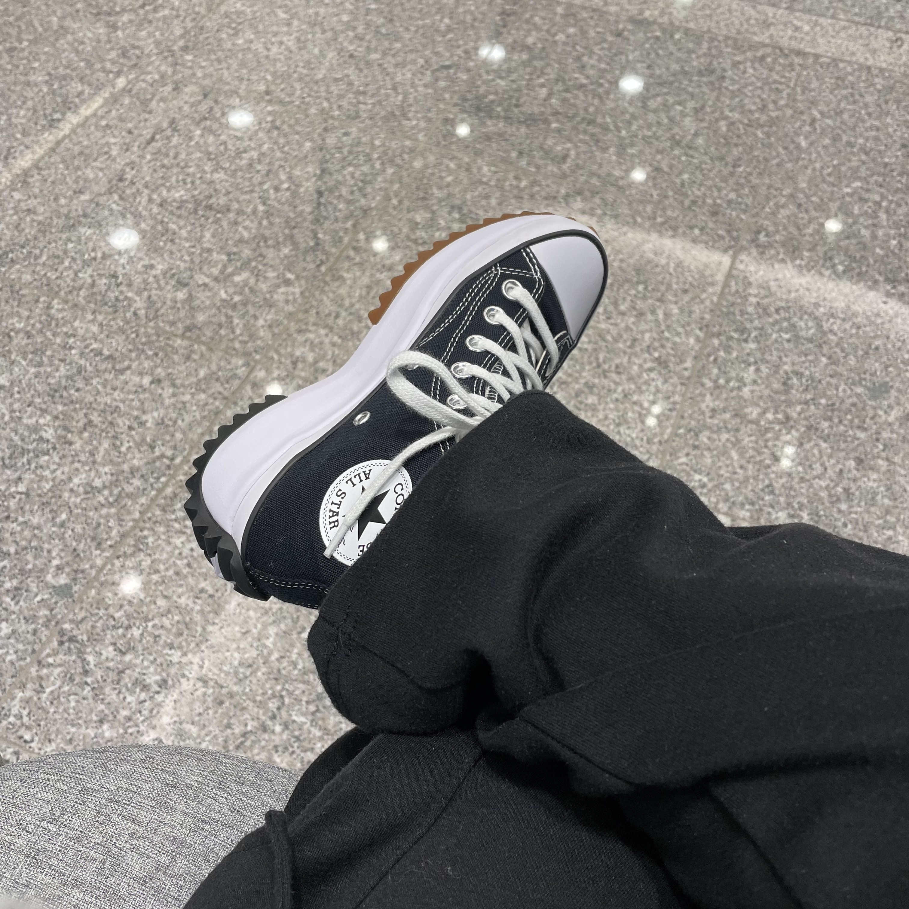 Converse Run Star Hike Hi Black White Gum 착용 스타일